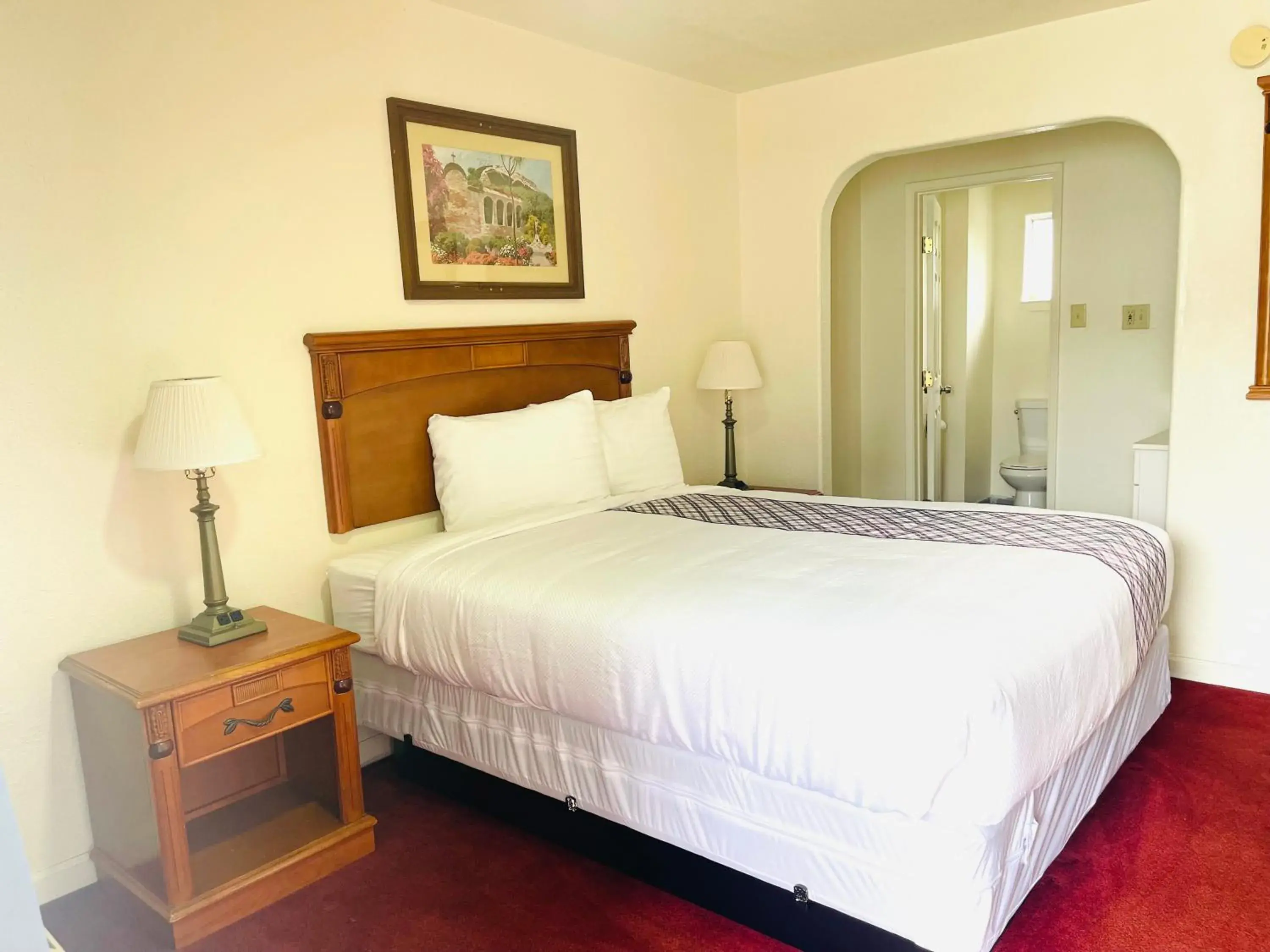 Deluxe Queen Room - single occupancy in Deluxe Inn Deluxe Queen Room - single occupancy in Deluxe Inn