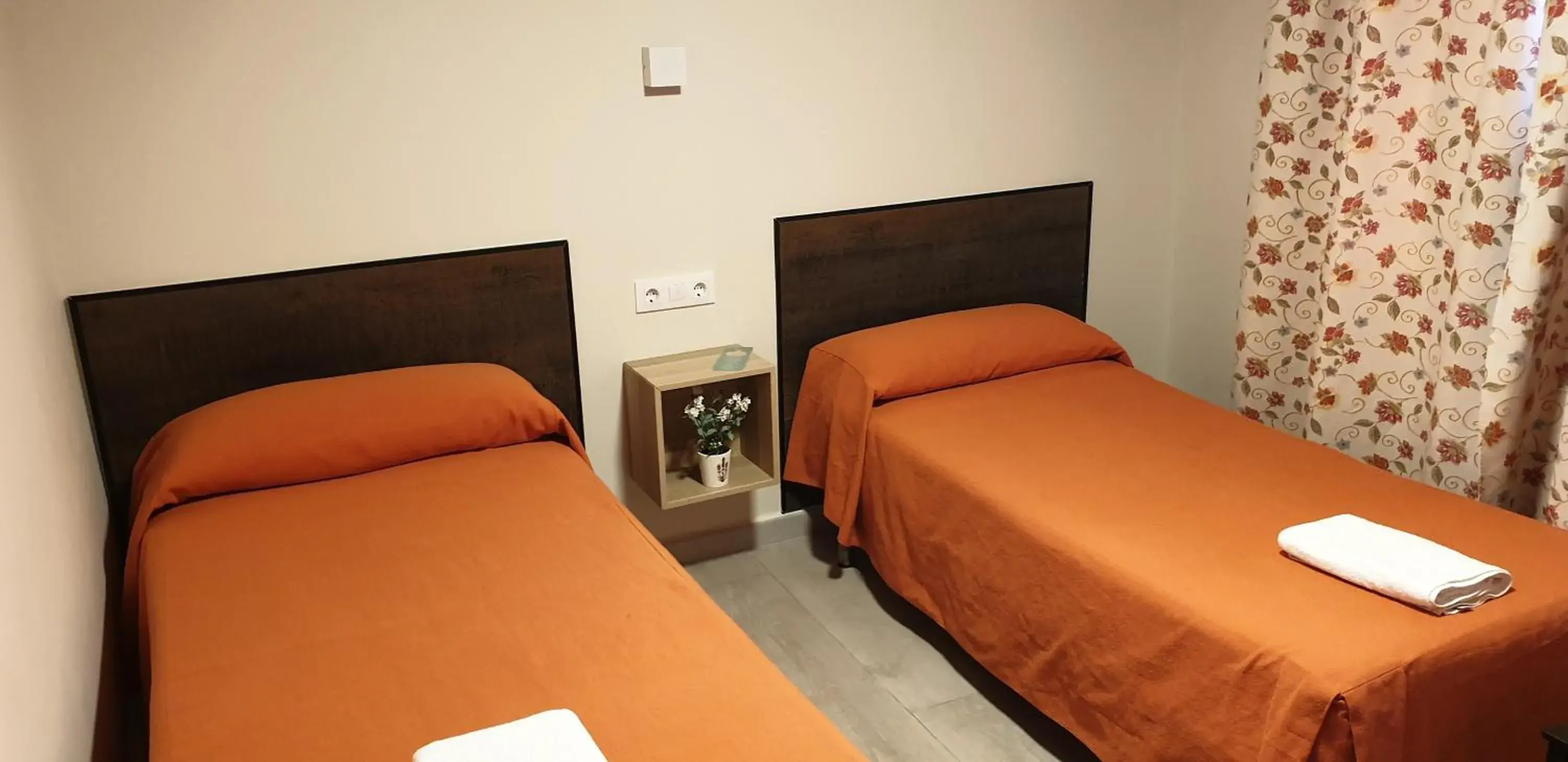 Twin Room with Shared Bathroom in Pension Catedral Twin Room with Shared Bathroom in Pension Catedral