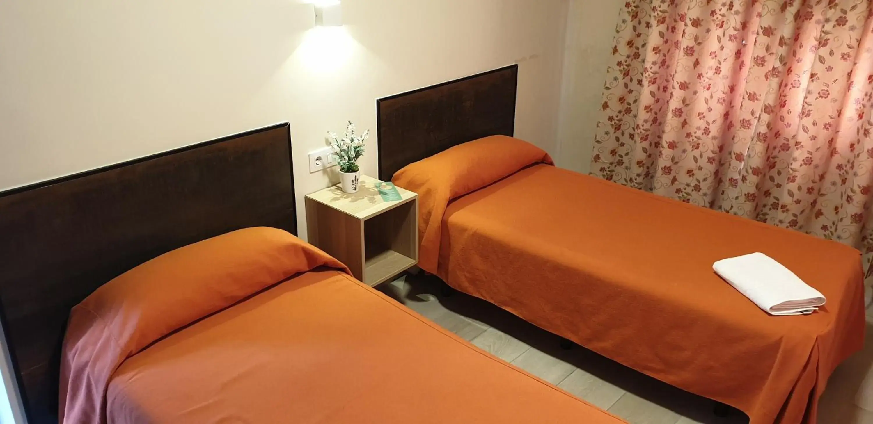 Twin Room with Shared Bathroom in Pension Catedral Twin Room with Shared Bathroom in Pension Catedral