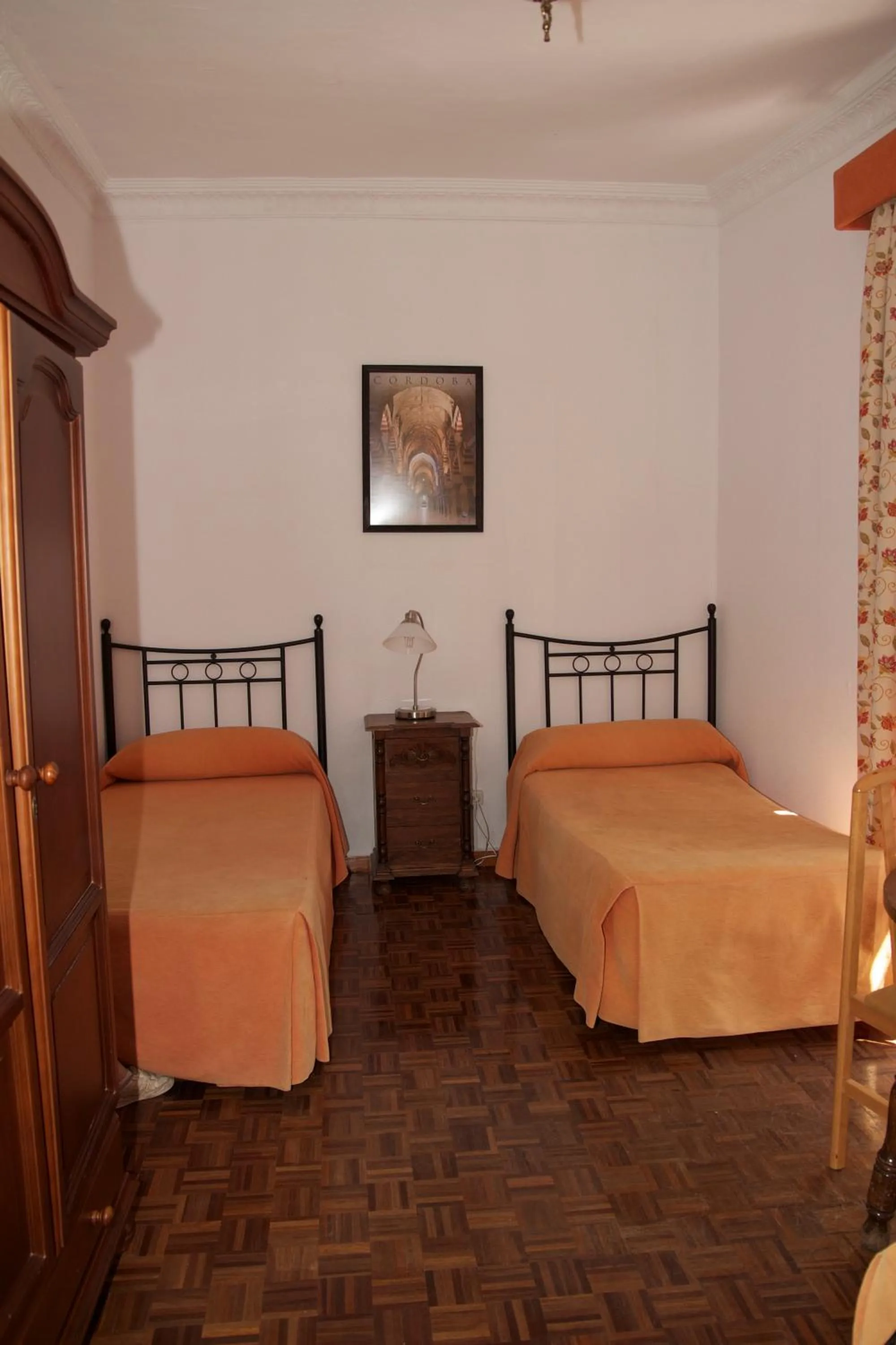 Photo of the whole room, Bed in Pension Catedral