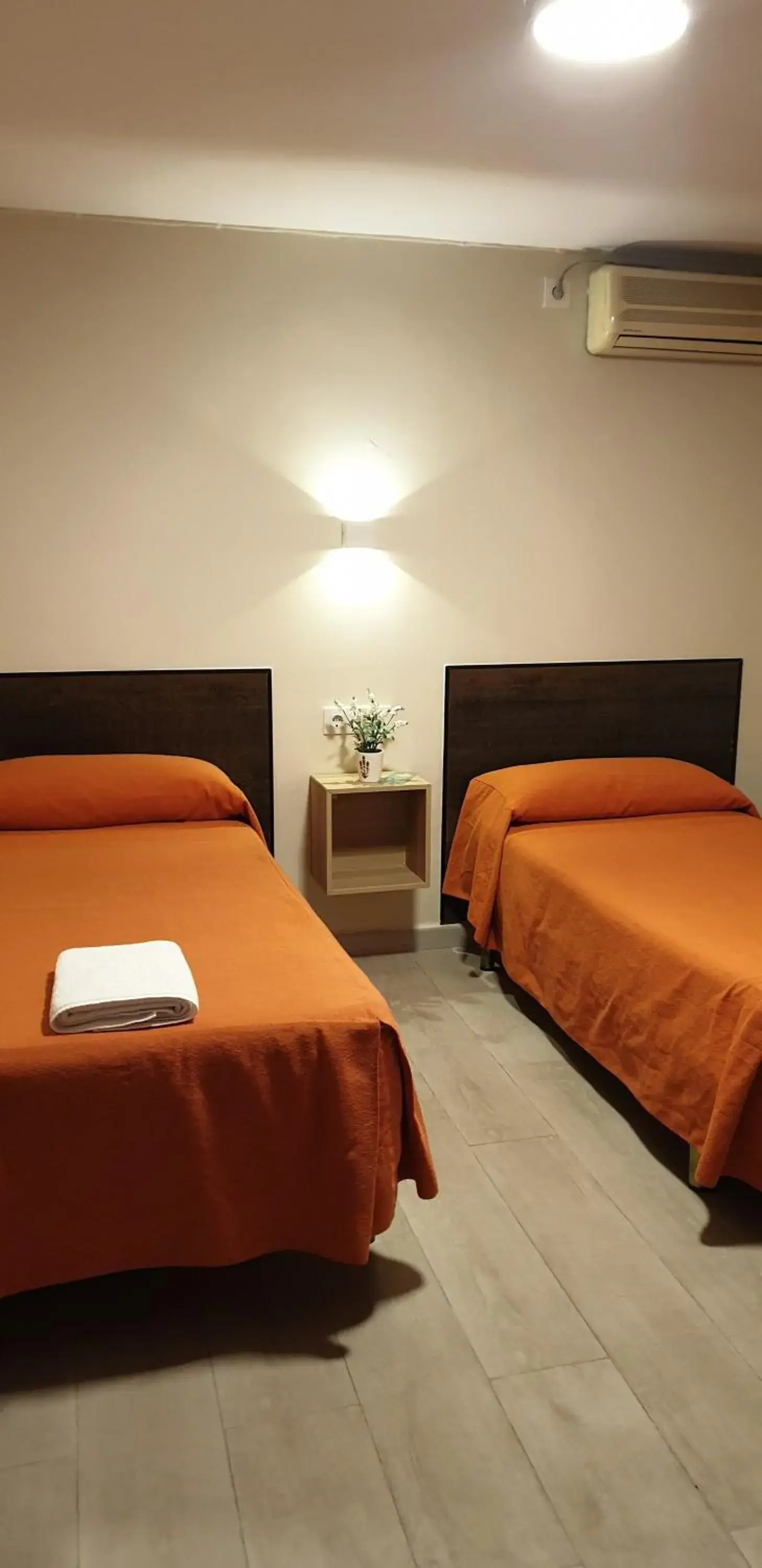 Twin Room with Shared Bathroom in Pension Catedral Twin Room with Shared Bathroom in Pension Catedral