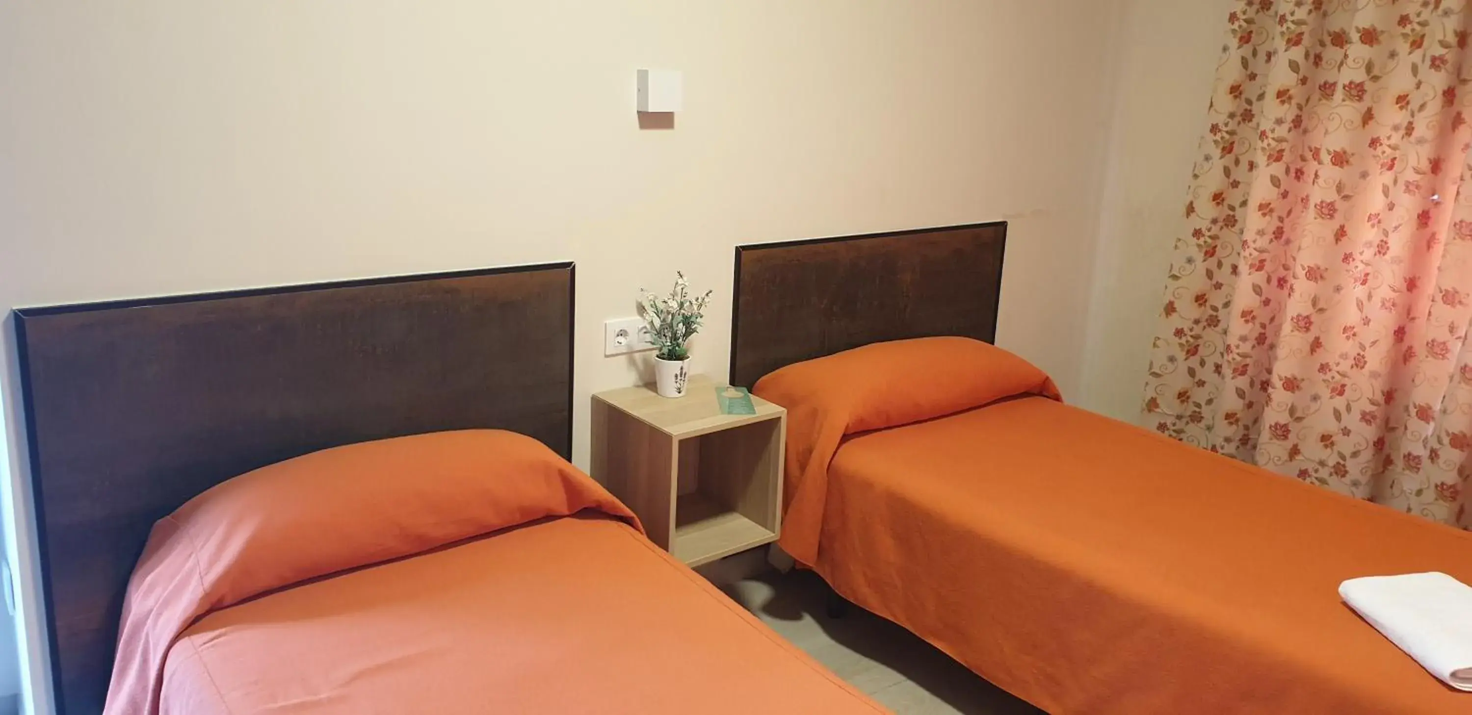Twin Room with Shared Bathroom in Pension Catedral Twin Room with Shared Bathroom in Pension Catedral