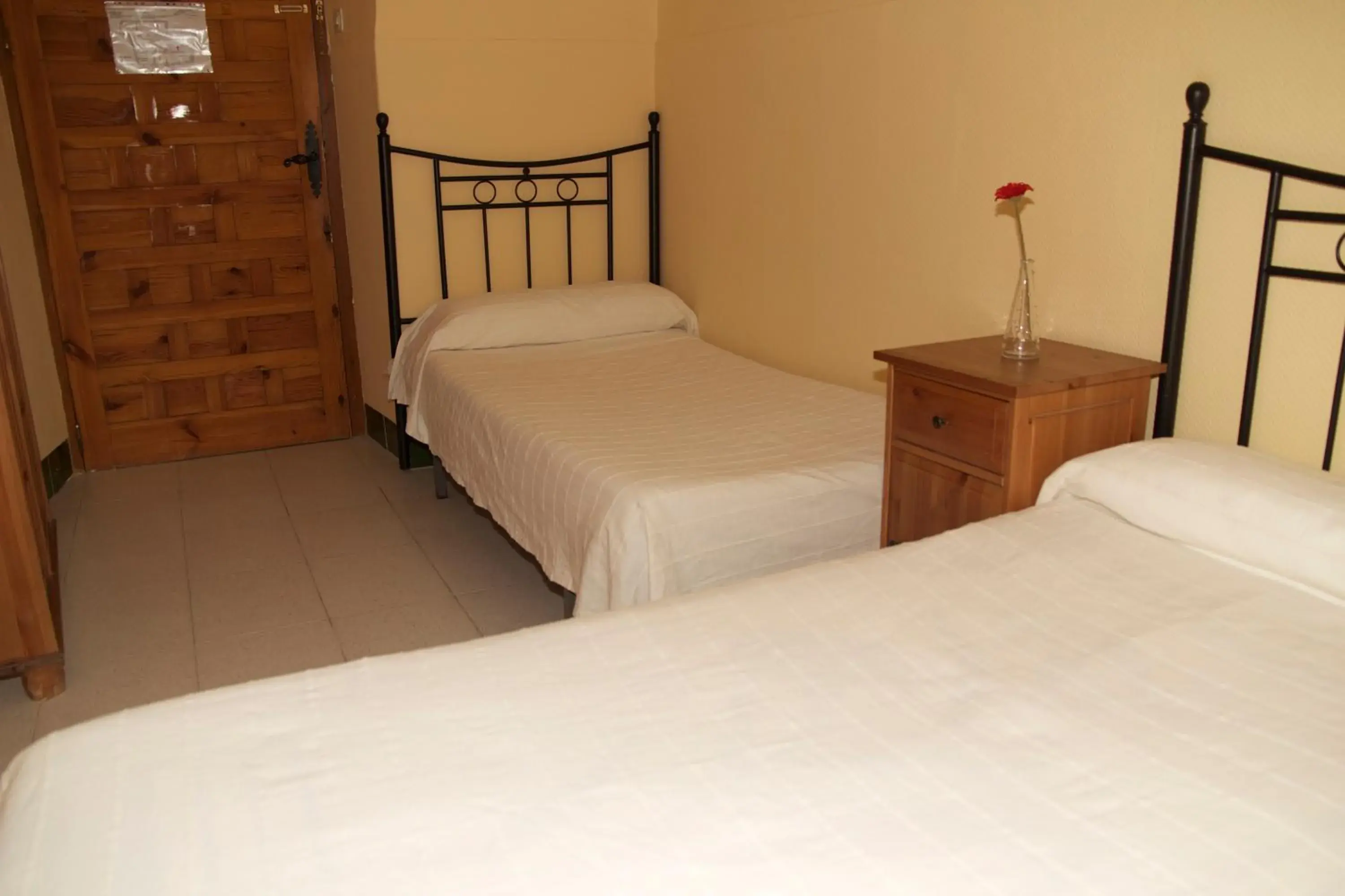 Twin Room with Shared Bathroom in Pension Catedral Twin Room with Shared Bathroom in Pension Catedral