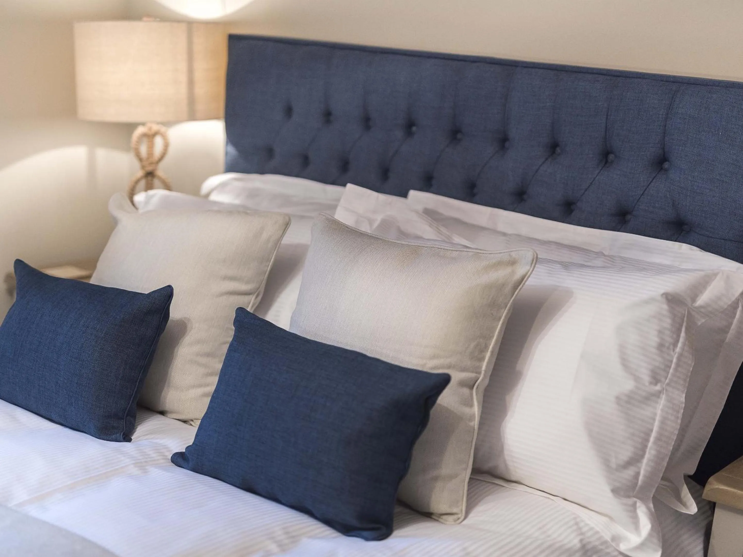 Bedroom, Bed in New Crown Inn