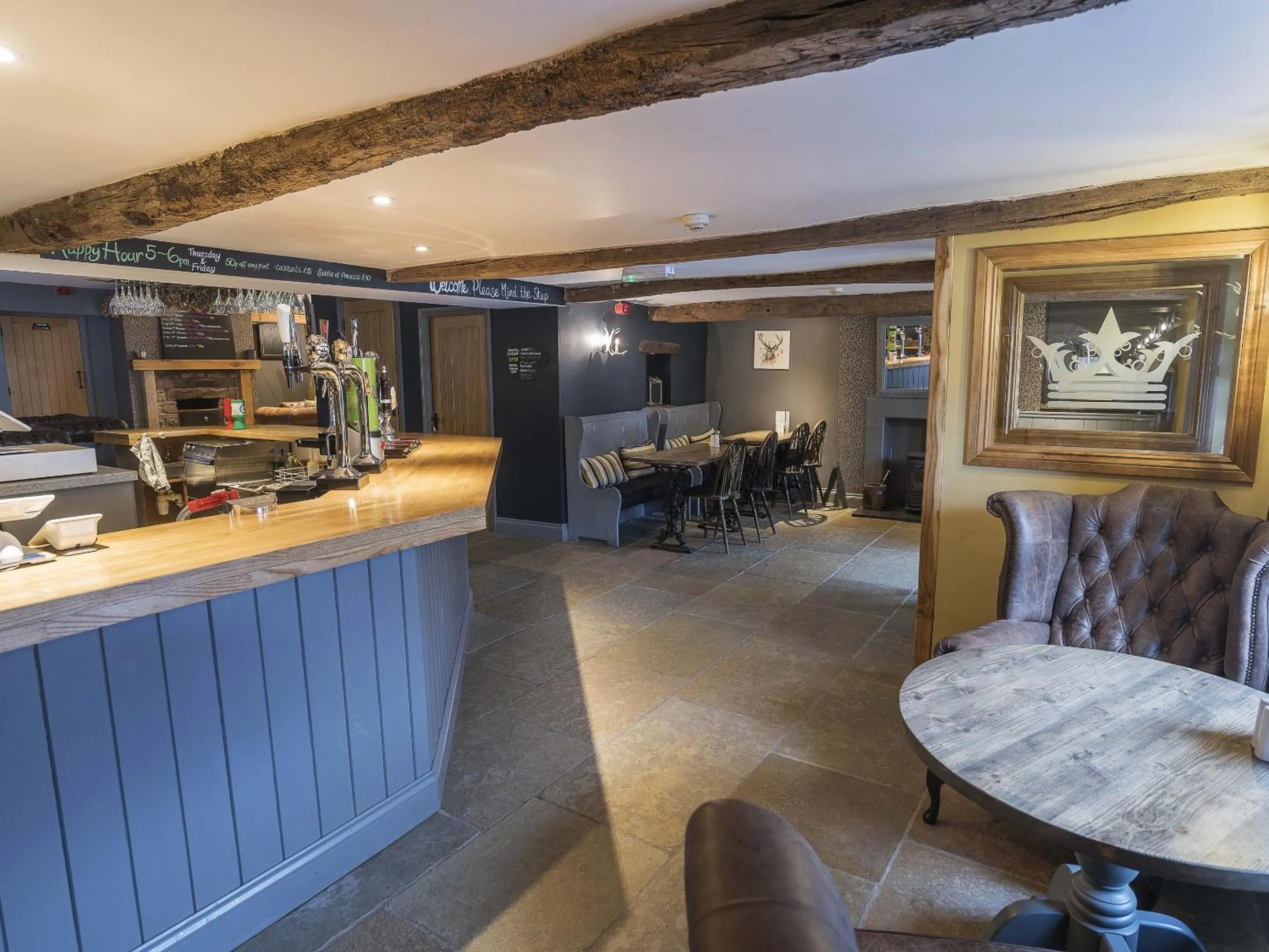 Lounge or bar in New Crown Inn