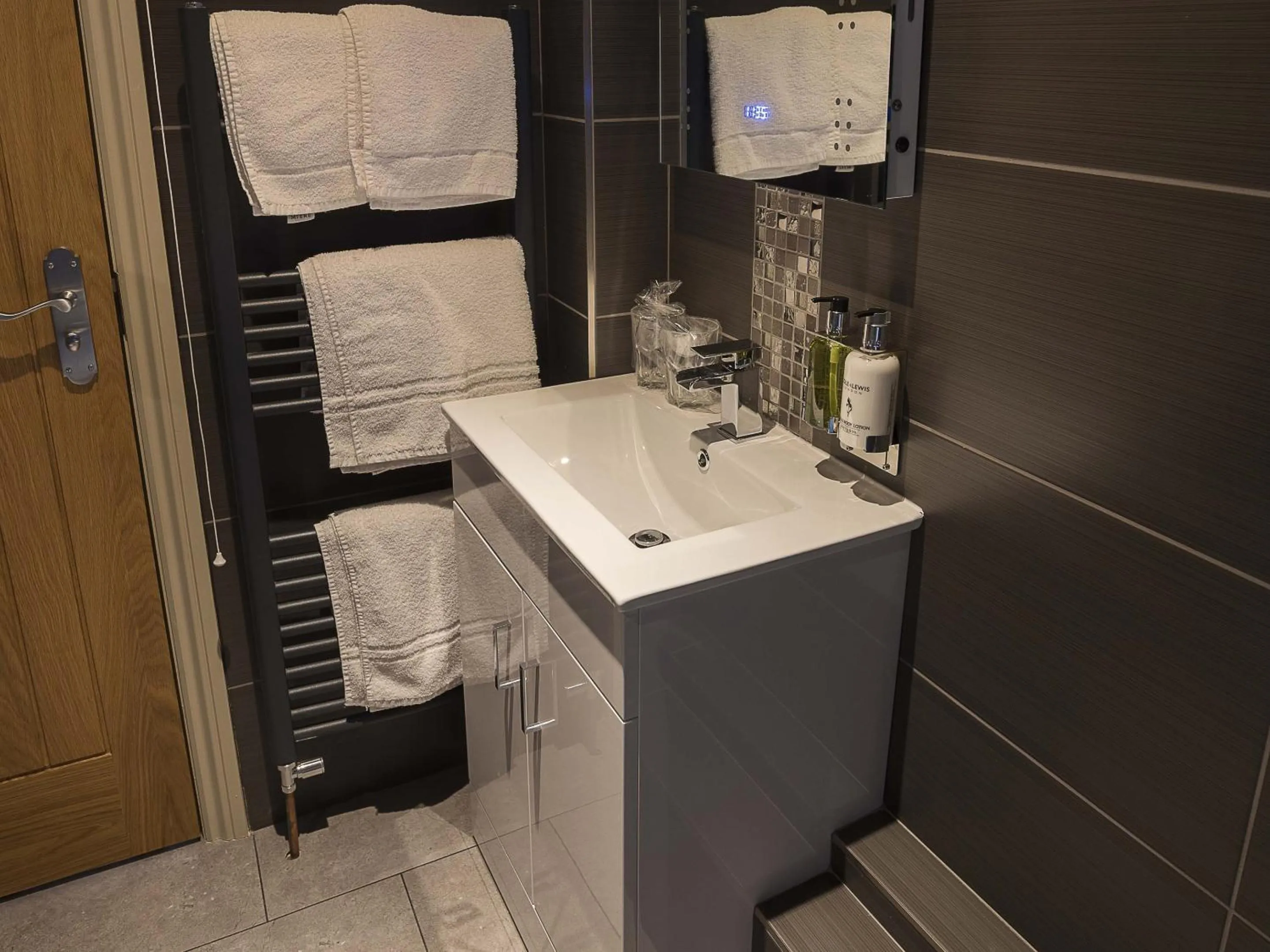 Bedroom in New Crown Inn