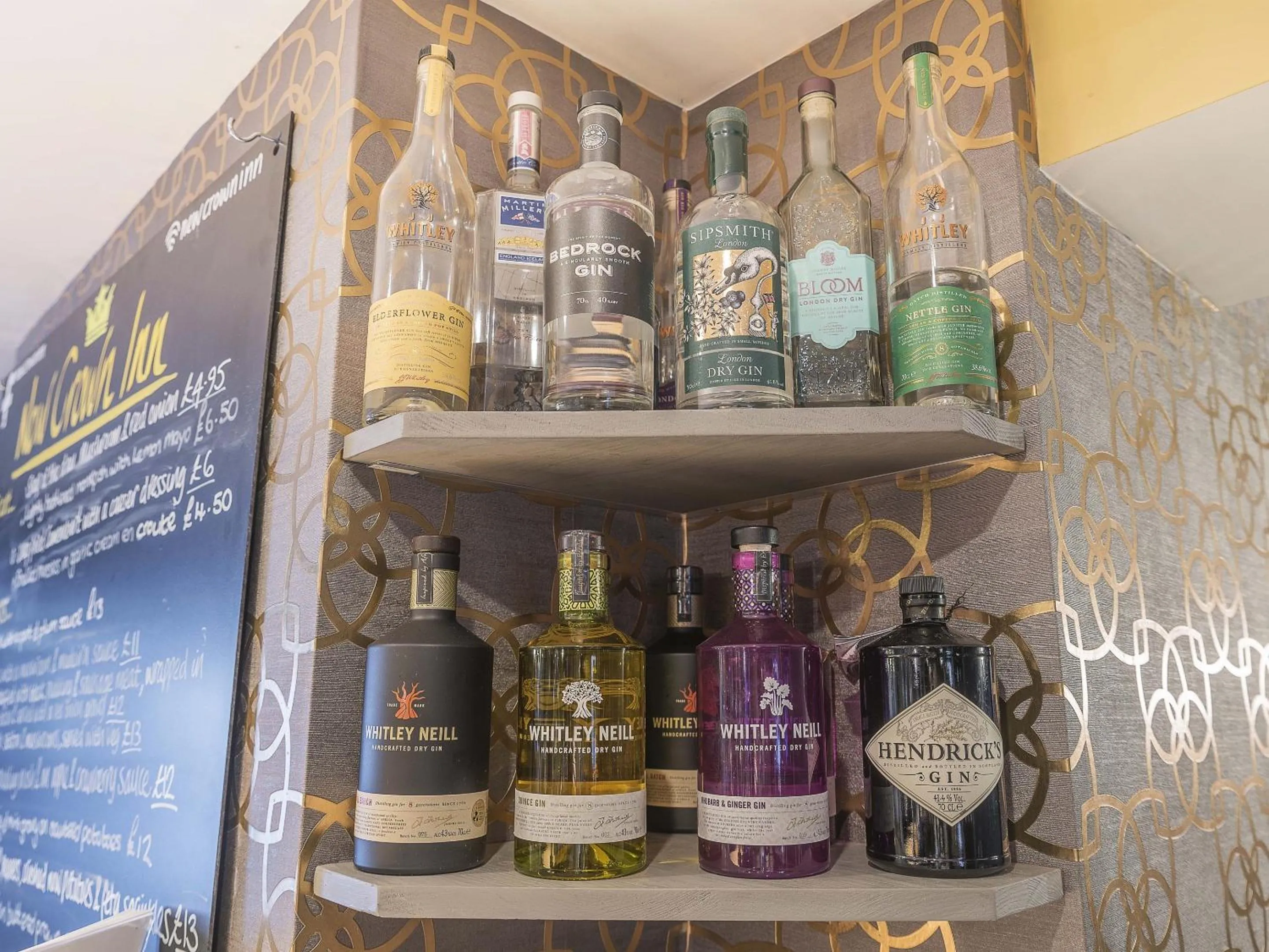 Lounge or bar in New Crown Inn