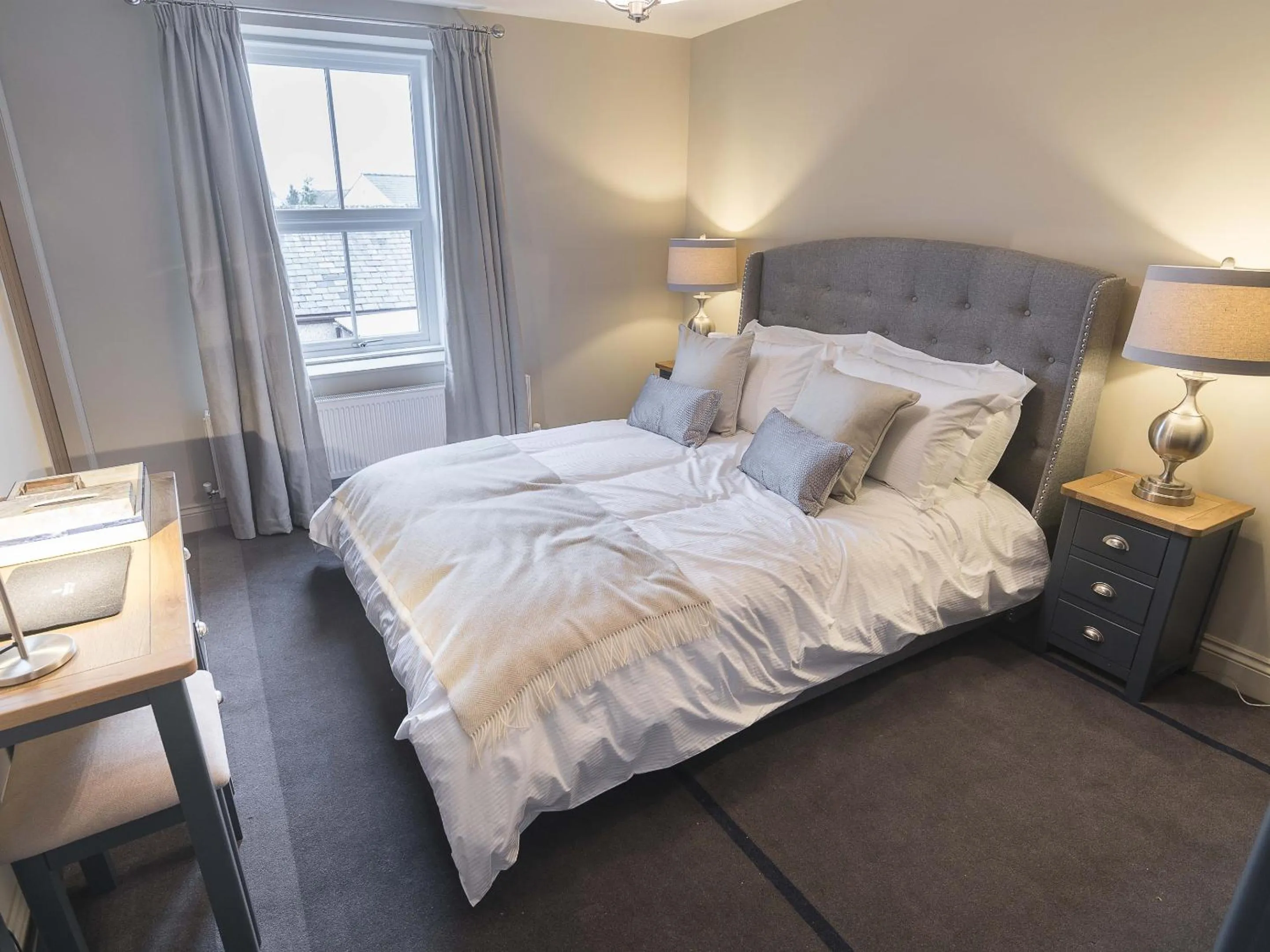 Bedroom, Bed in New Crown Inn