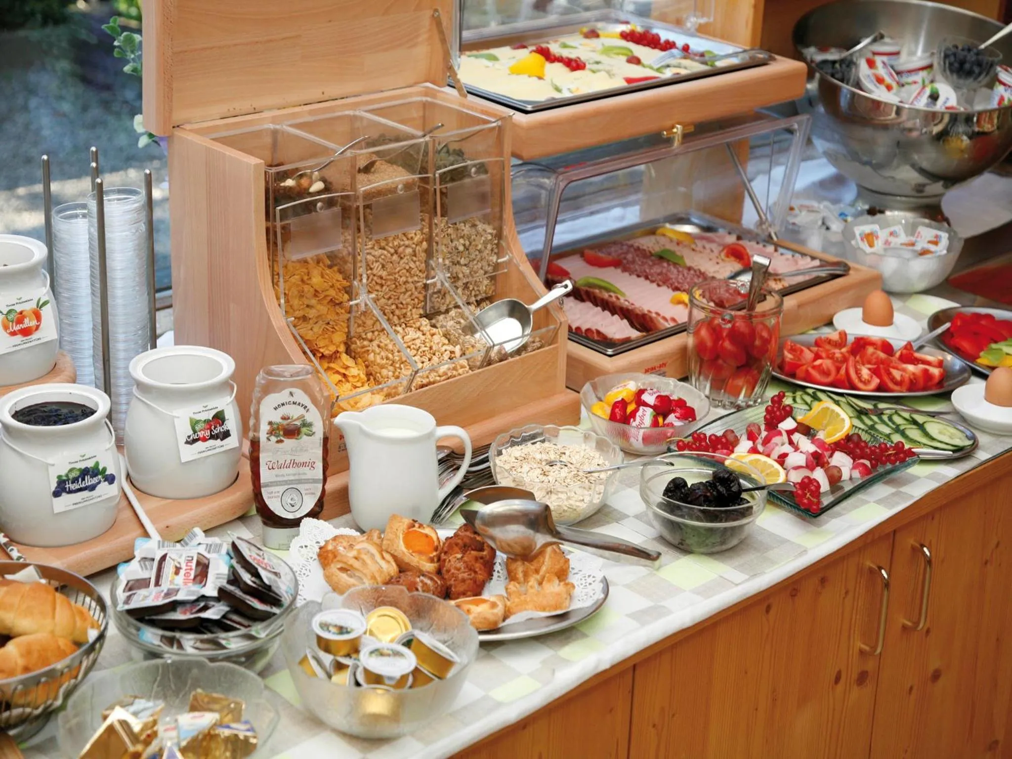 Restaurant/places to eat in Hotel Diana