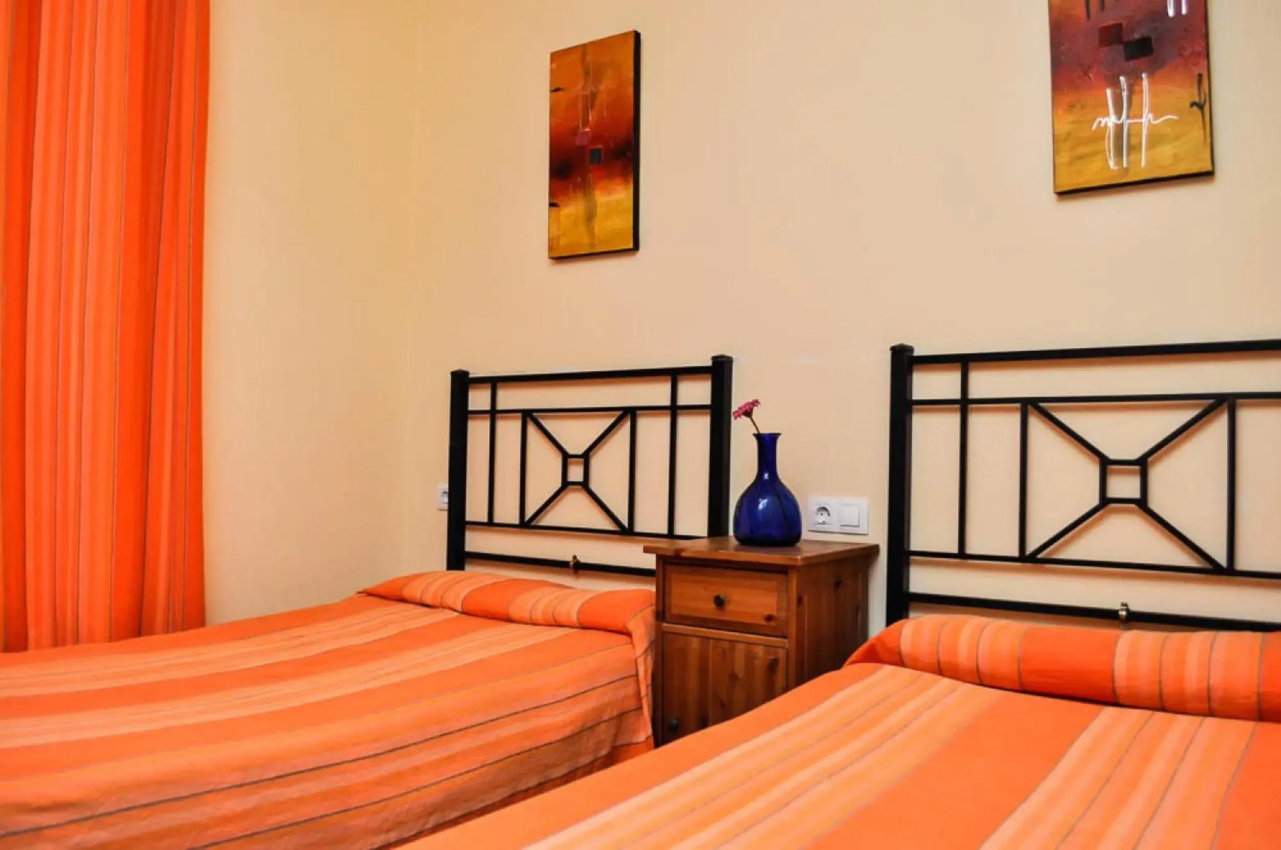 Twin Room with Shared Bathroom in Pensión La Montoreña Twin Room with Shared Bathroom in Pensión La Montoreña