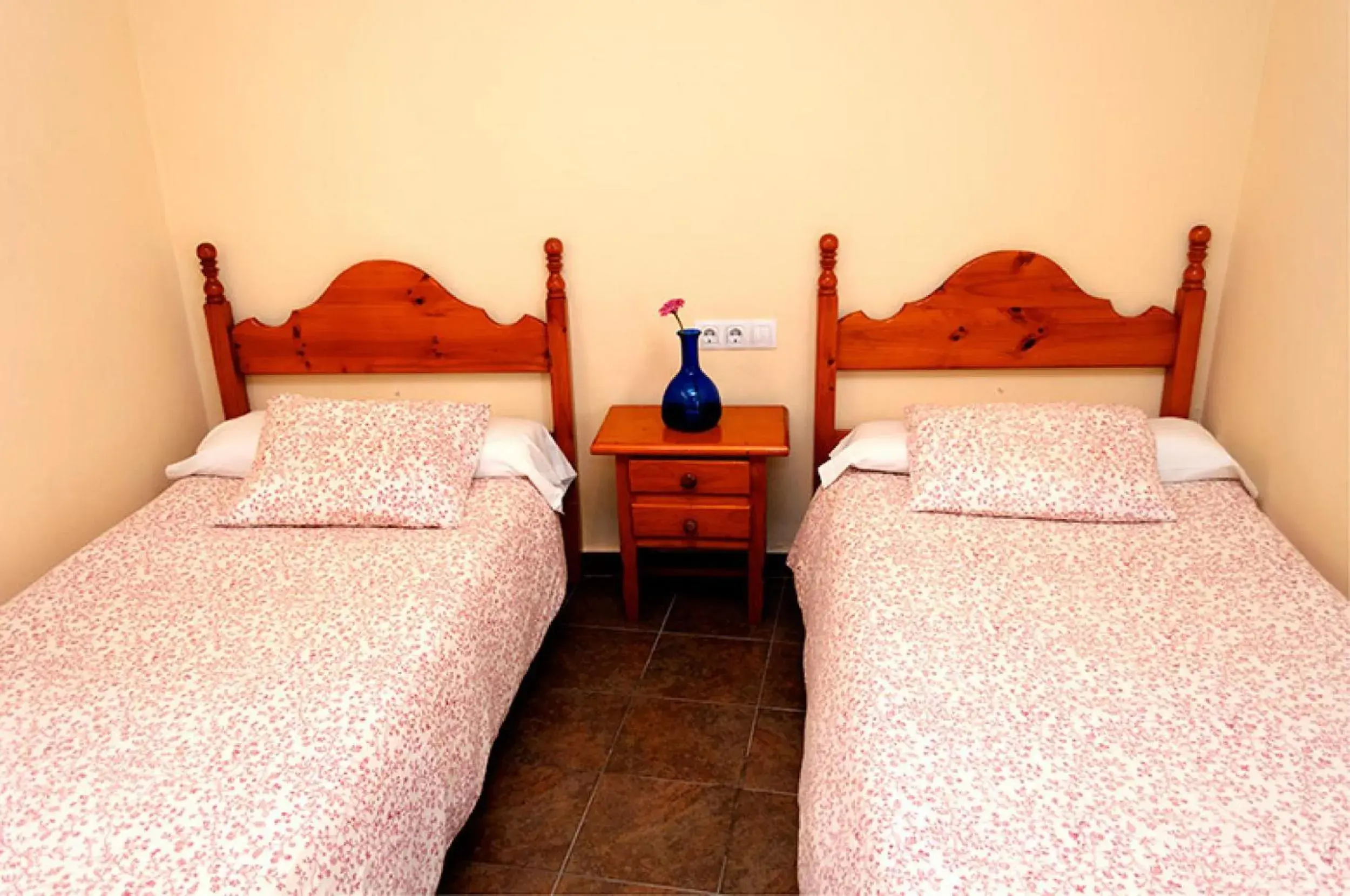 Twin Room with Shared Bathroom in Pensión La Montoreña Twin Room with Shared Bathroom in Pensión La Montoreña