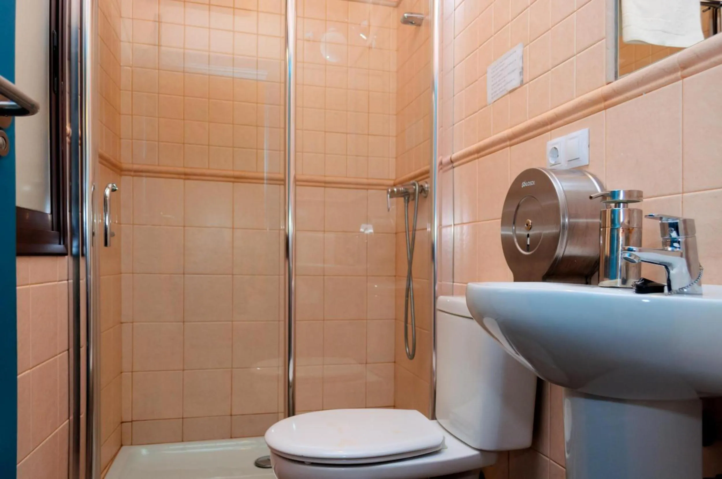 Shower in Pensión La Montoreña