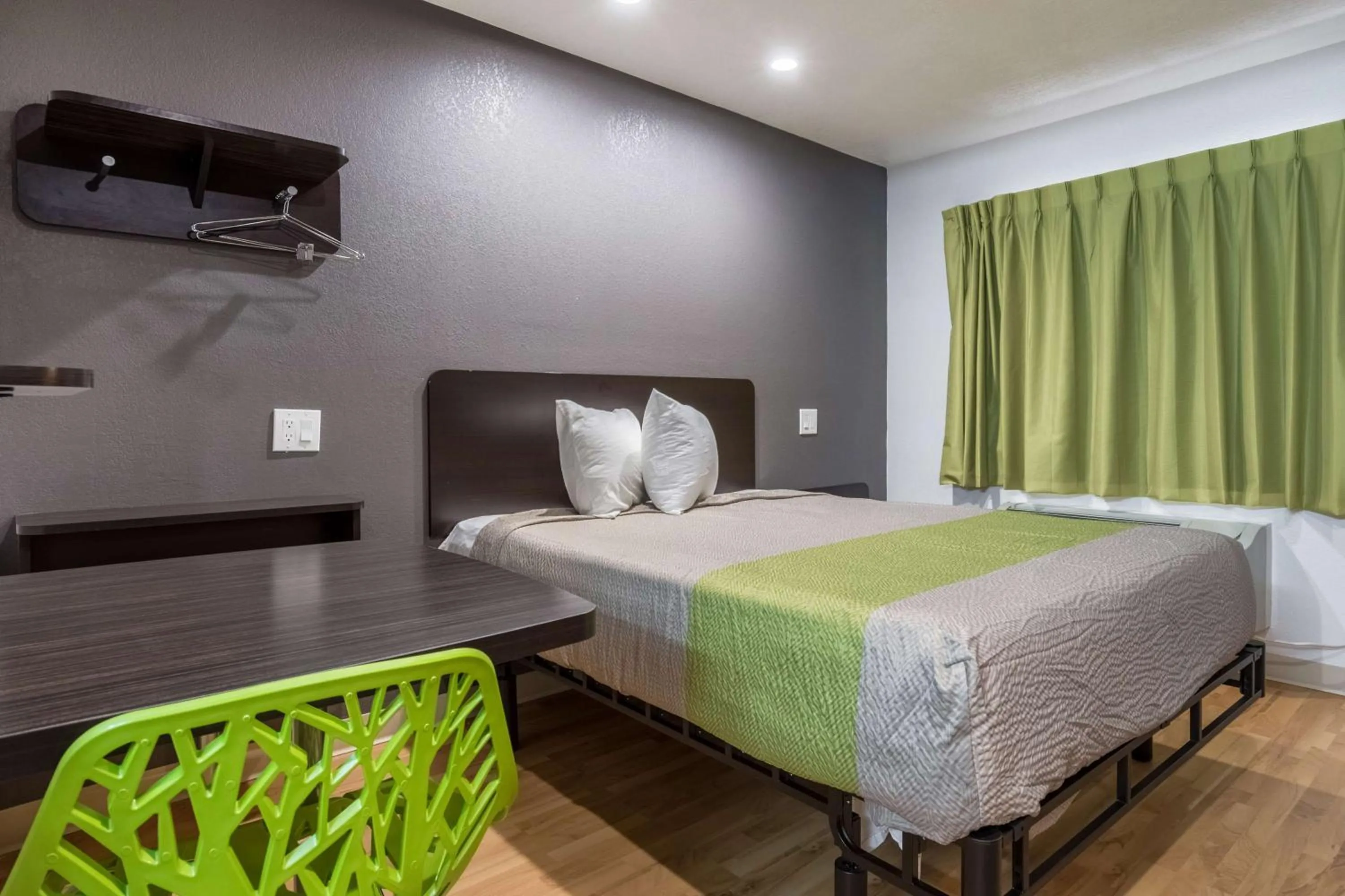 Photo of the whole room, Bed in Studio 6-Buttonwillow, CA