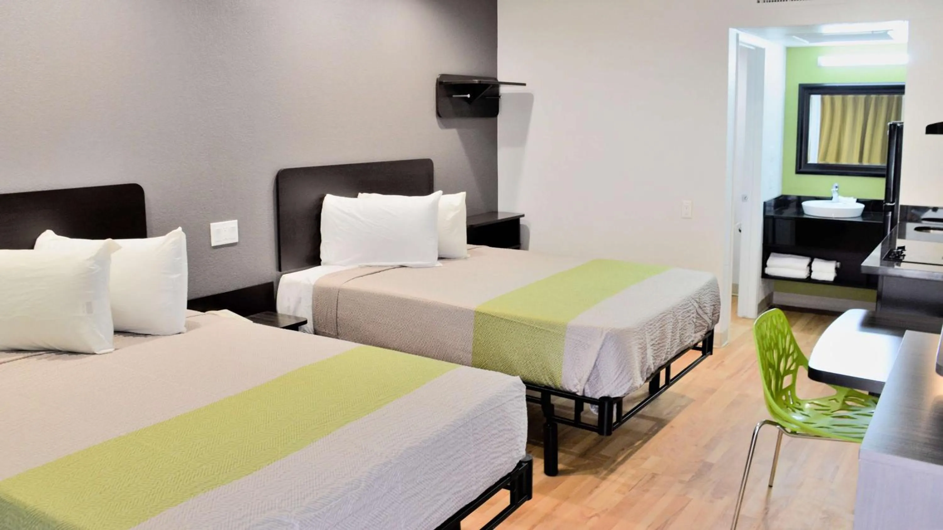 Photo of the whole room, Bed in Studio 6-Buttonwillow, CA