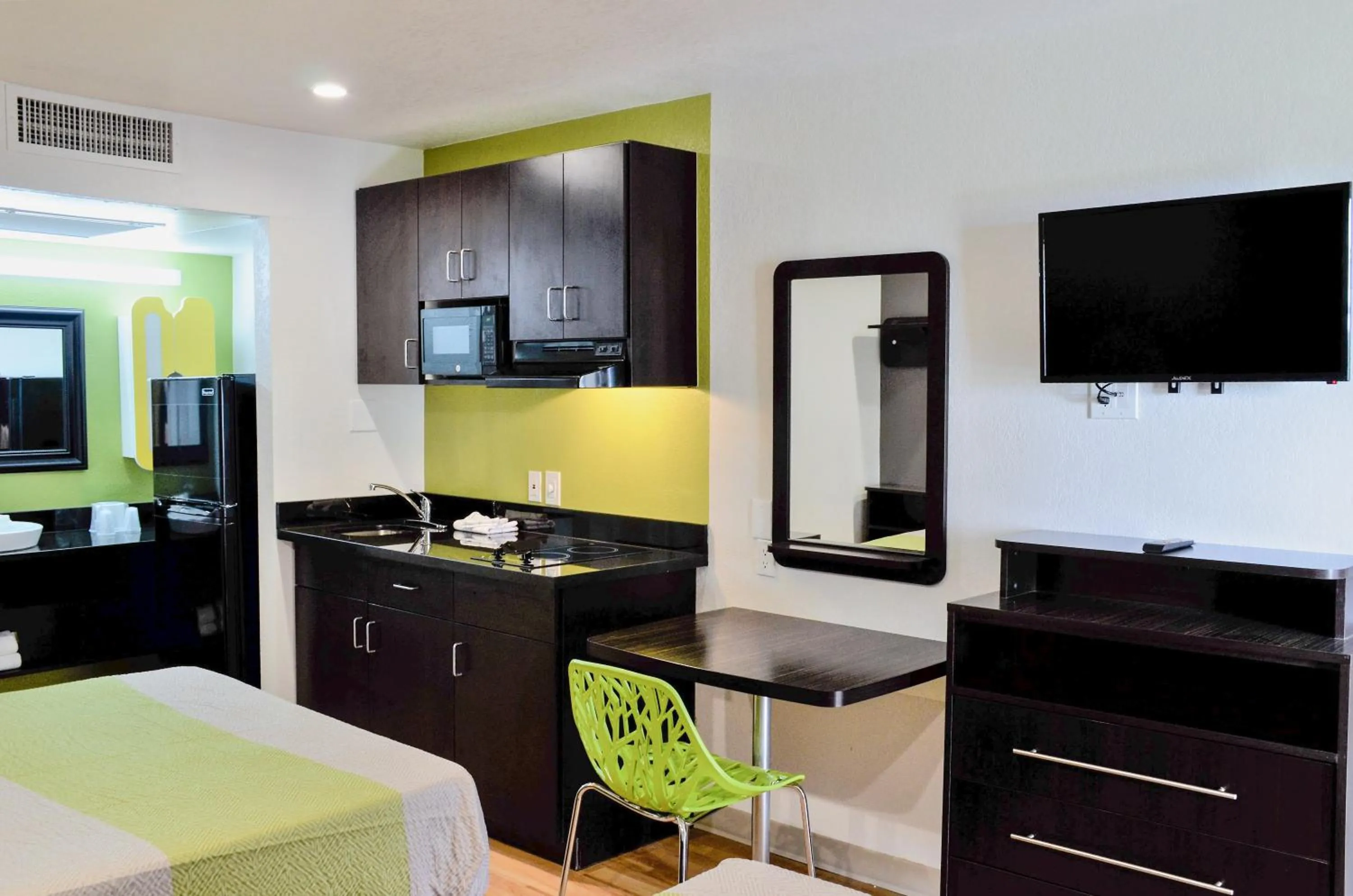 Bedroom in Studio 6-Buttonwillow, CA