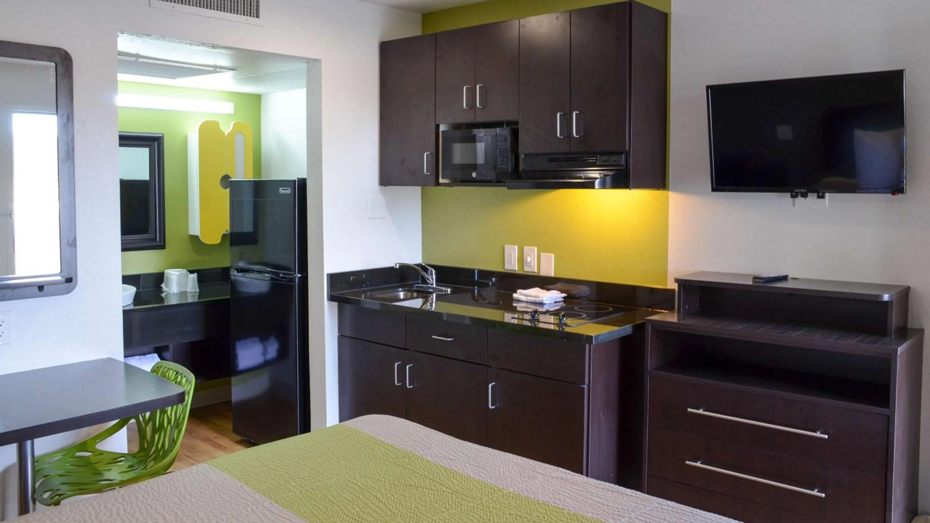 TV and multimedia in Studio 6-Buttonwillow, CA