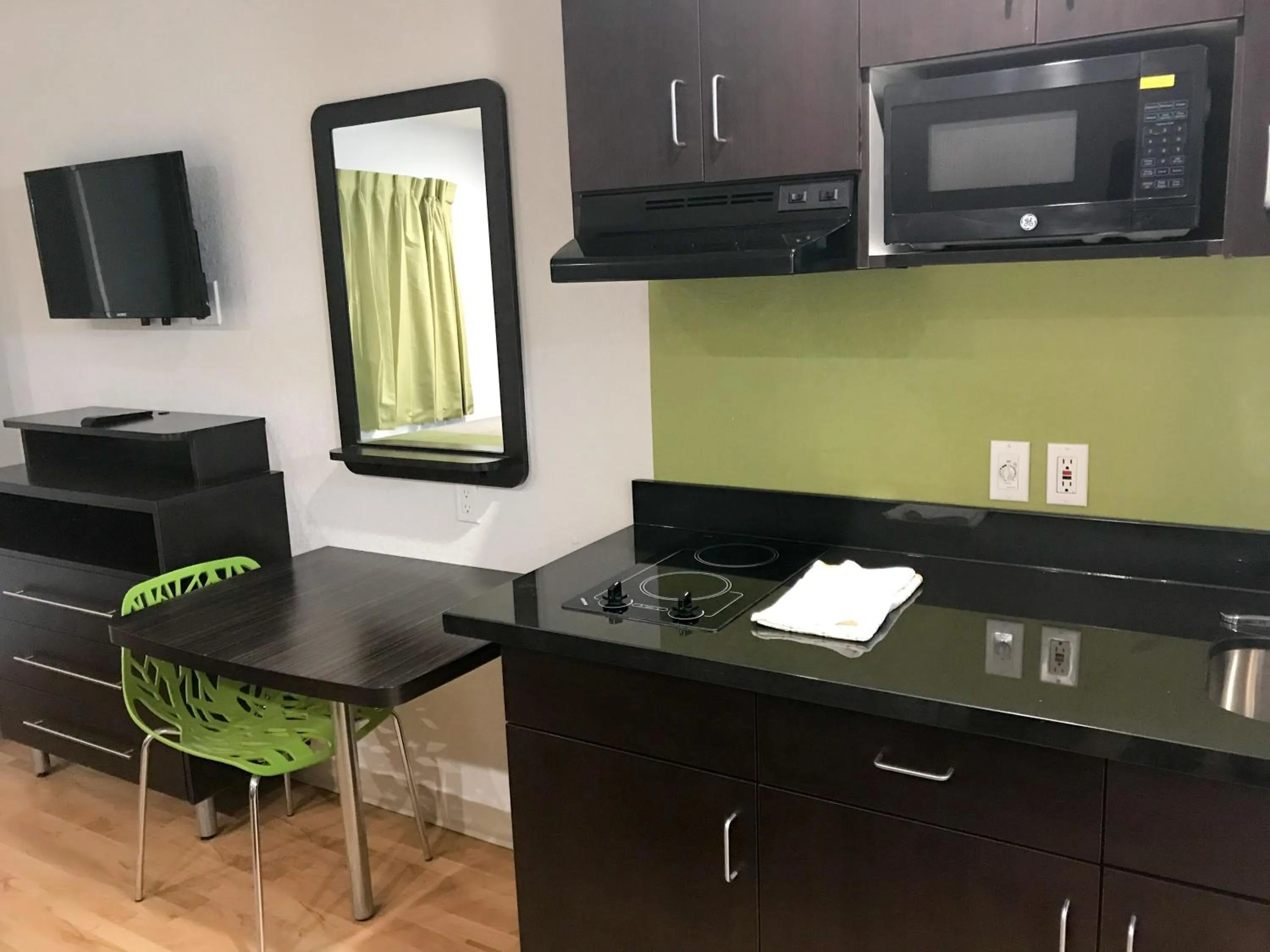 Bedroom in Studio 6-Buttonwillow, CA