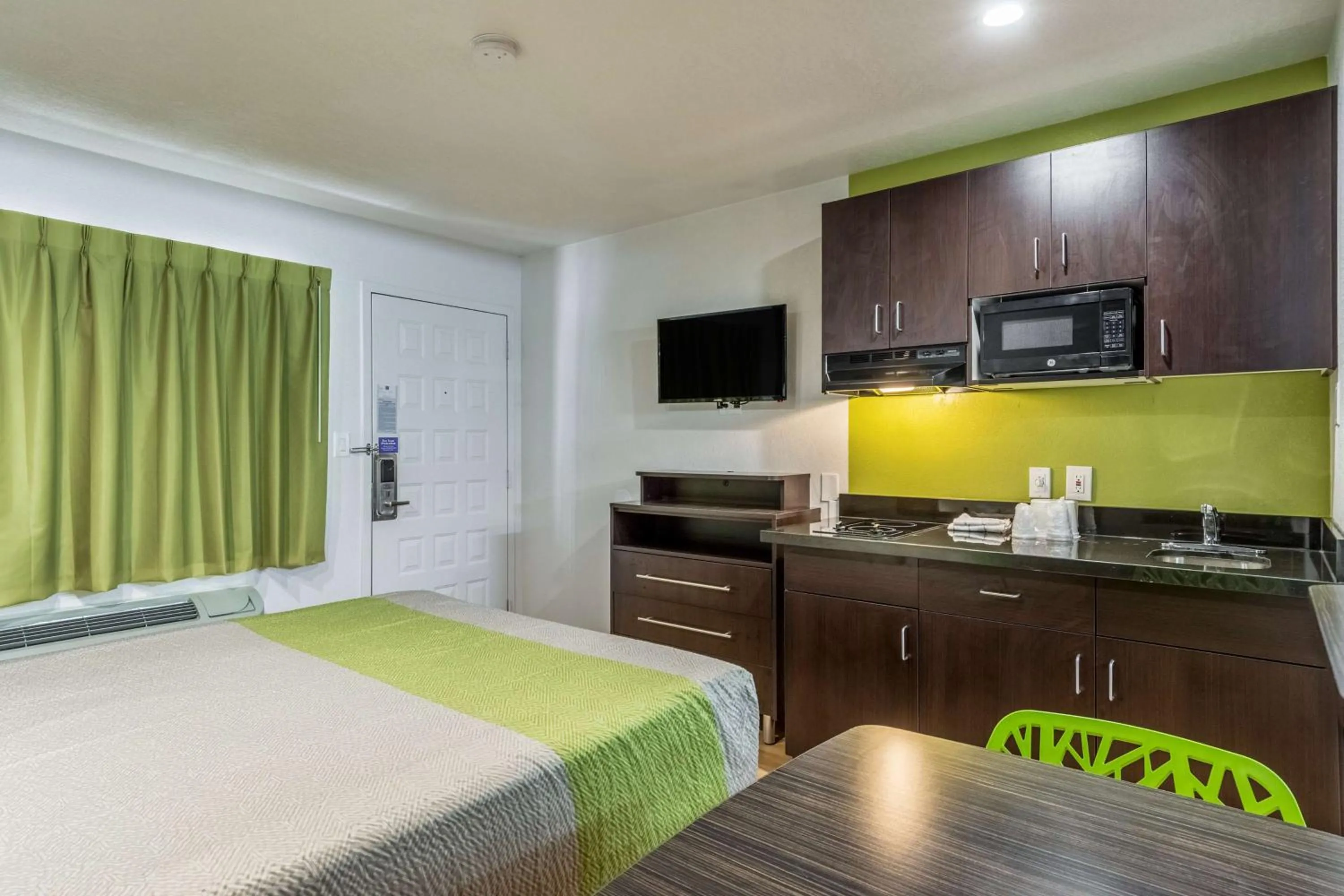 TV and multimedia, Bed in Studio 6-Buttonwillow, CA