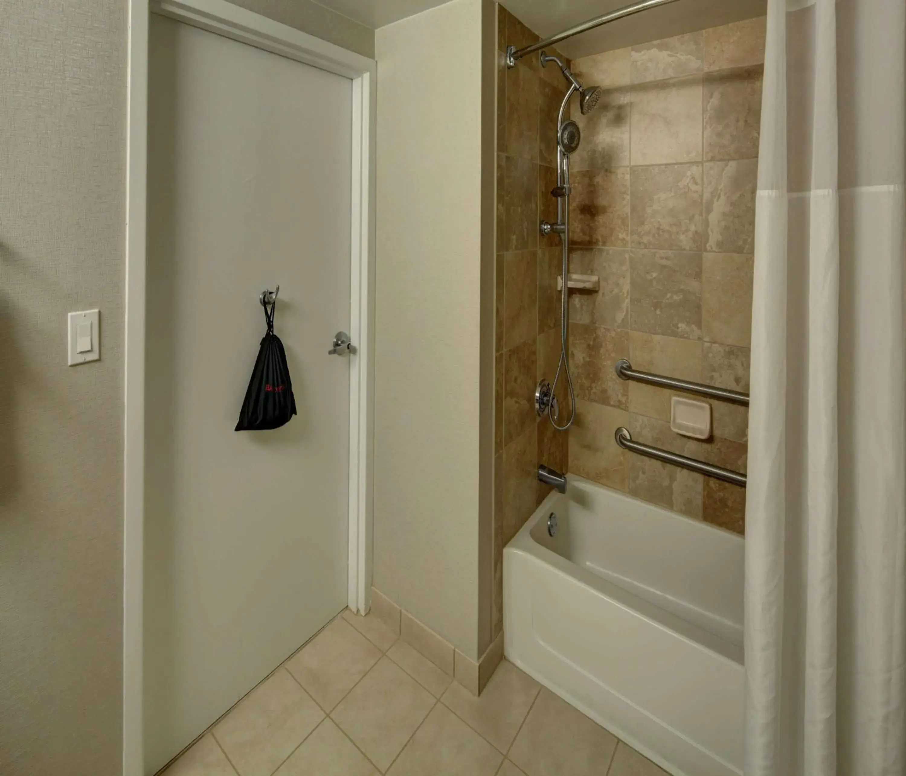 King Room - Mobility Access/Non-Smoking in Hampton Inn Miami-Coconut Grove/Coral Gables King Room - Mobility Access/Non-Smoking in Hampton Inn Miami-Coconut Grove/Coral Gables