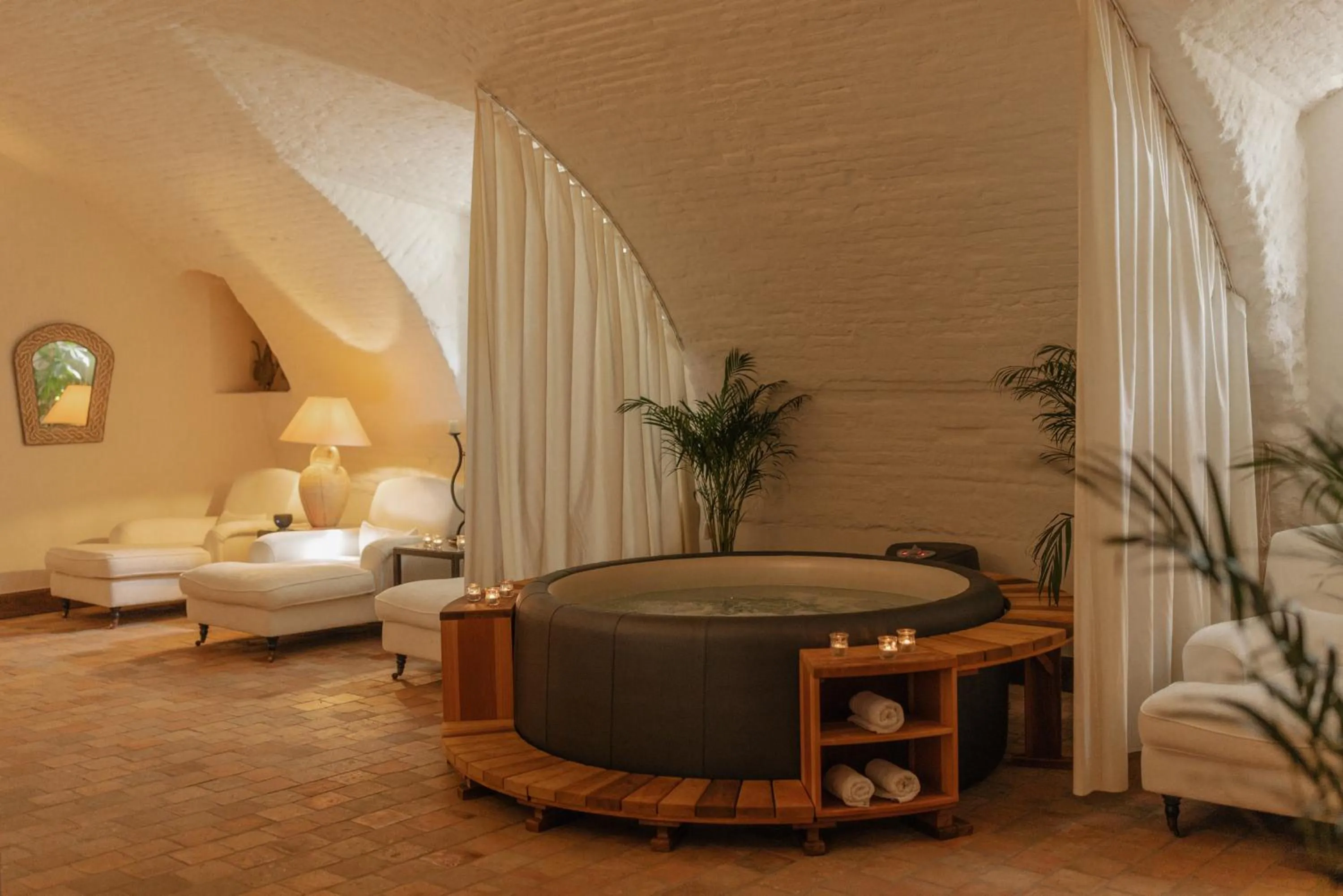 Hot Tub, Bed in Hotel Château Bela