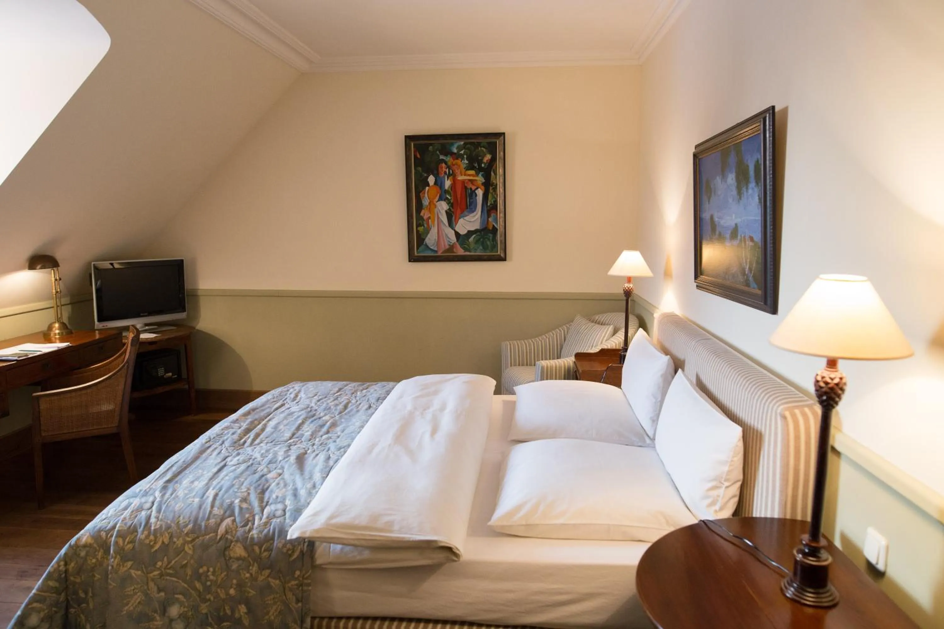 room service, Bed in Hotel Château Bela