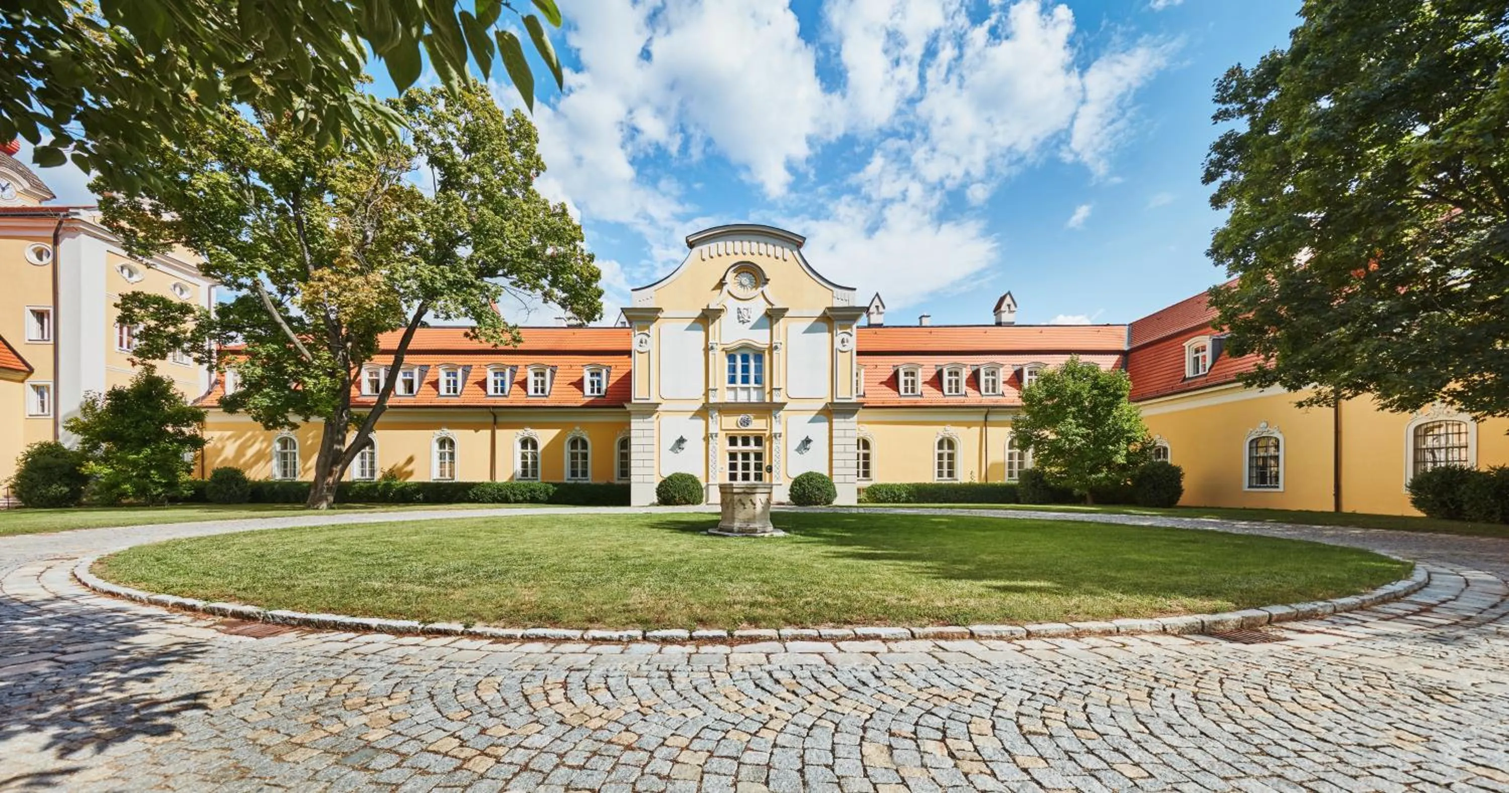 Facade/entrance in Hotel Château Bela