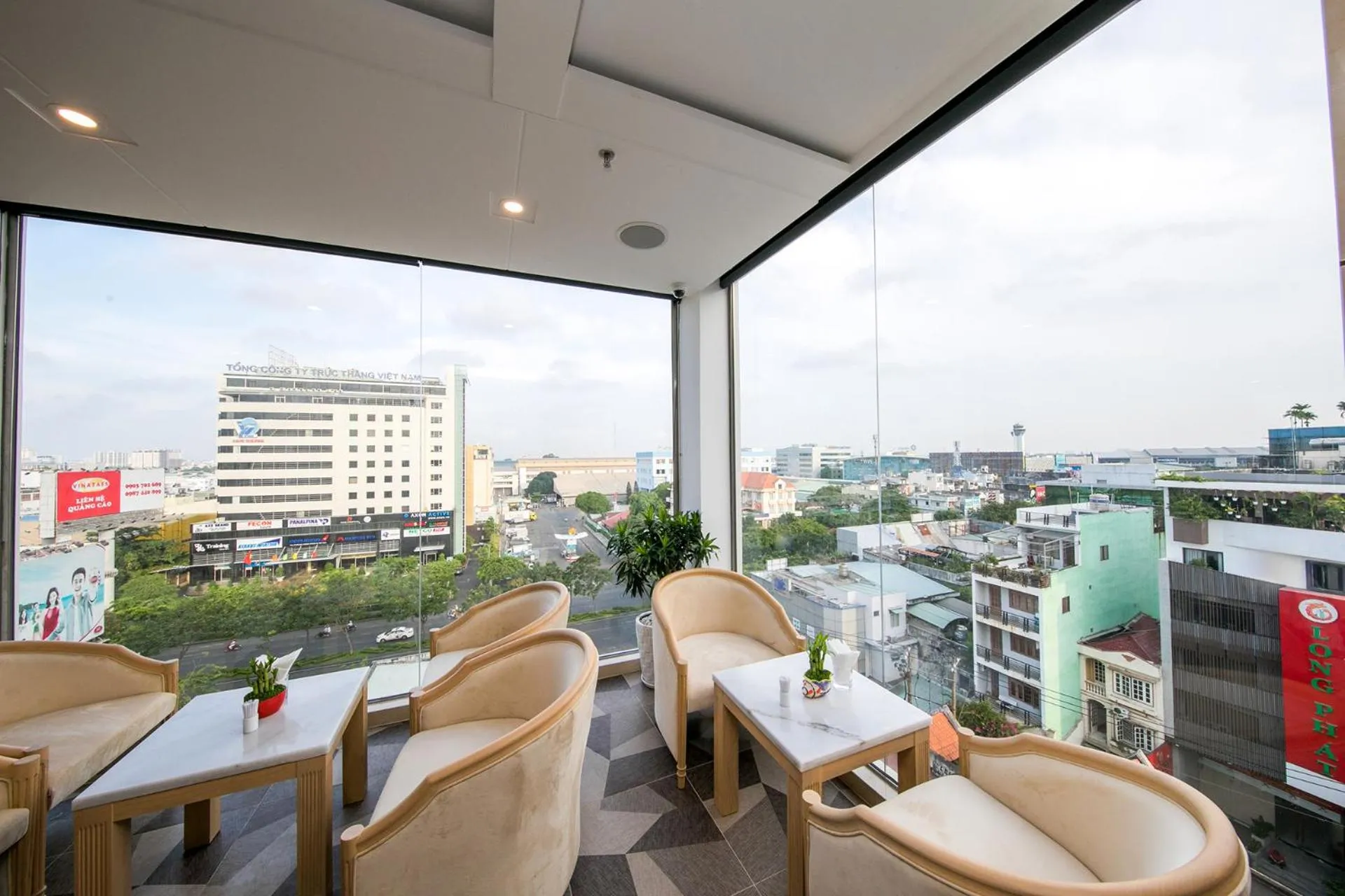 Restaurant/places to eat in Le Saigon Hotel