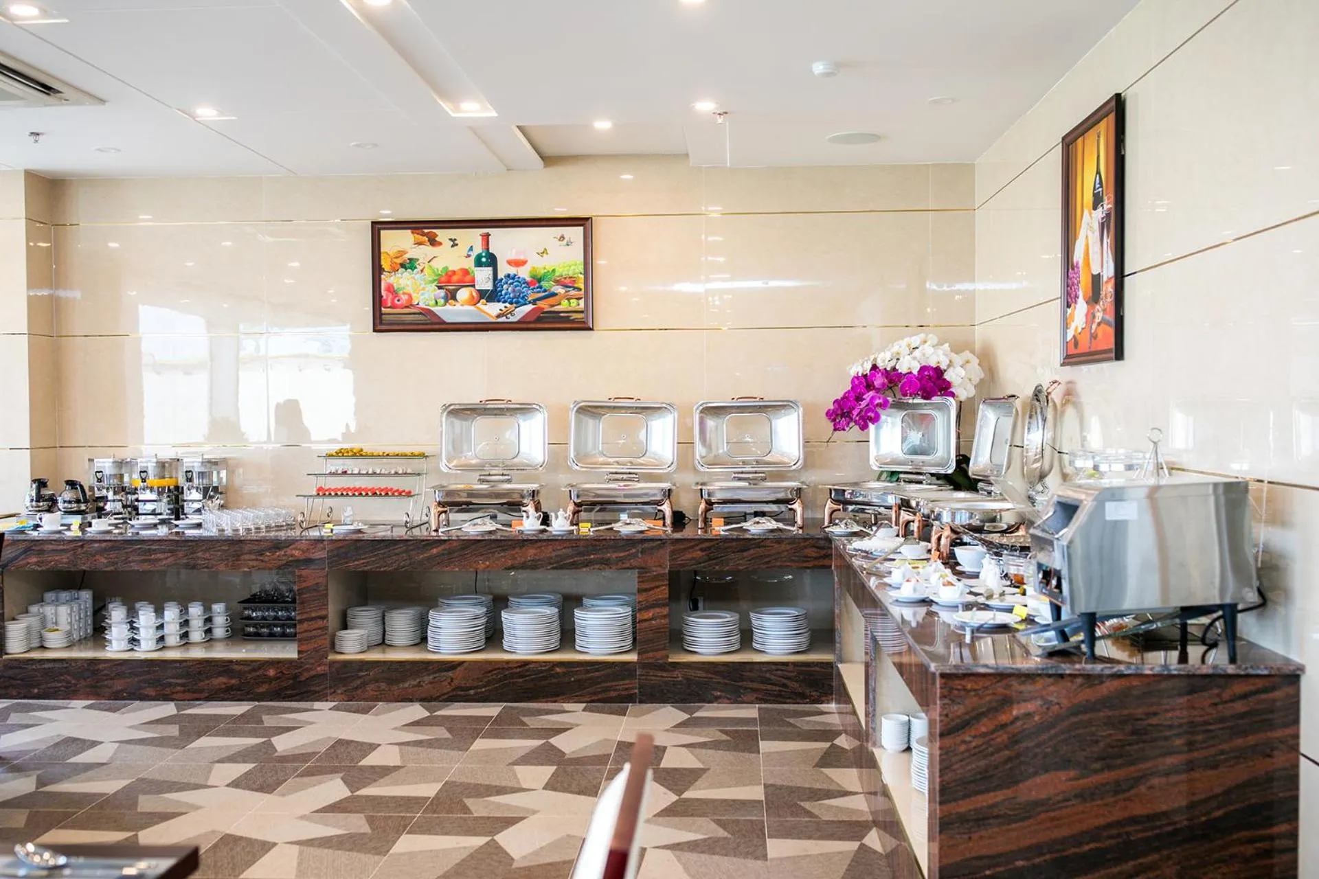 Restaurant/places to eat in Le Saigon Hotel