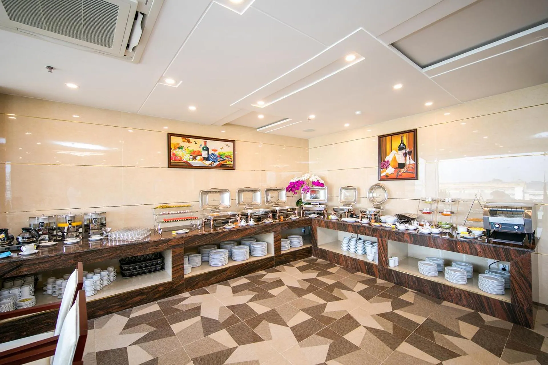 Restaurant/places to eat in Le Saigon Hotel