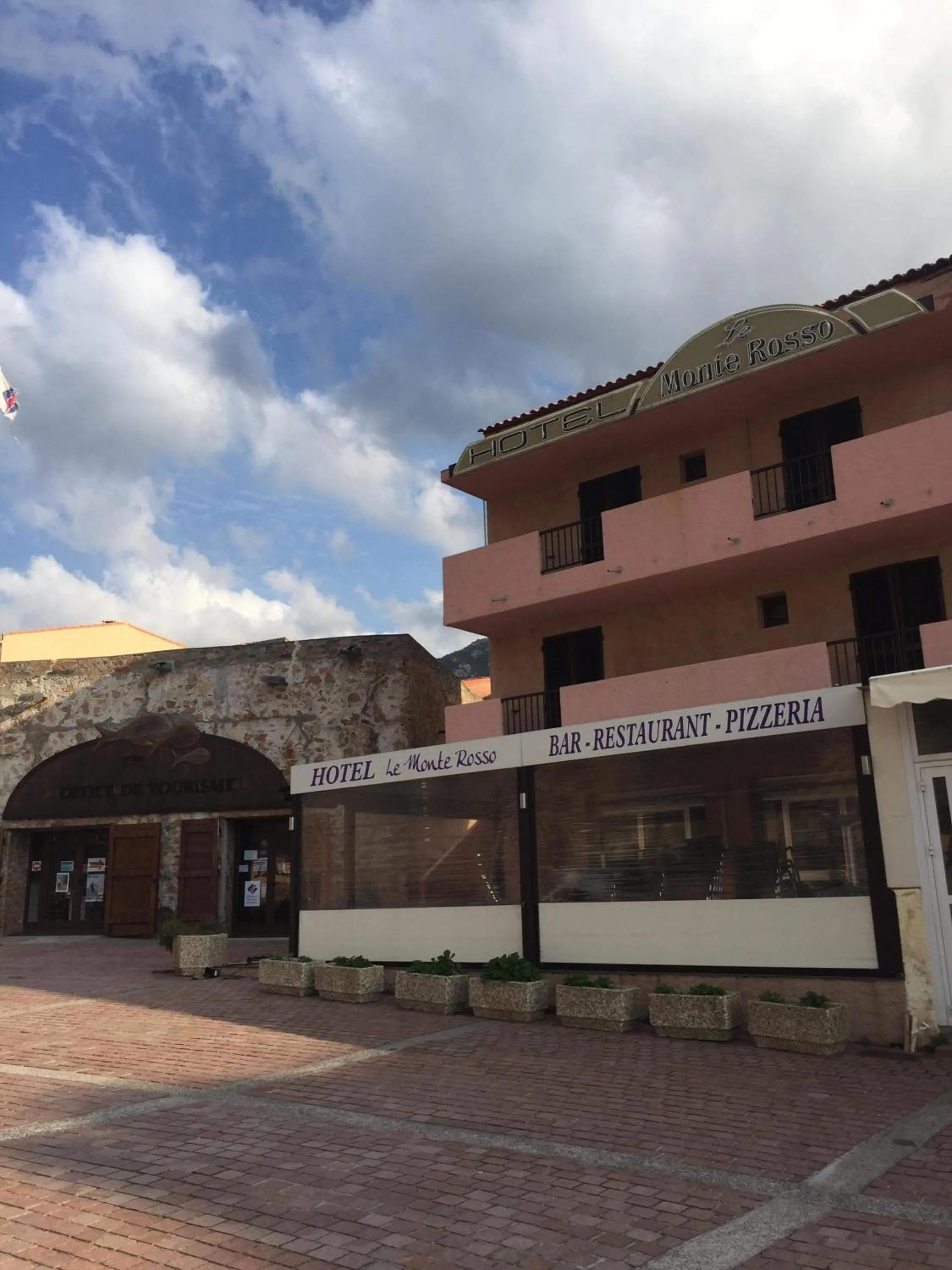 Nearby landmark in Le monte rosso