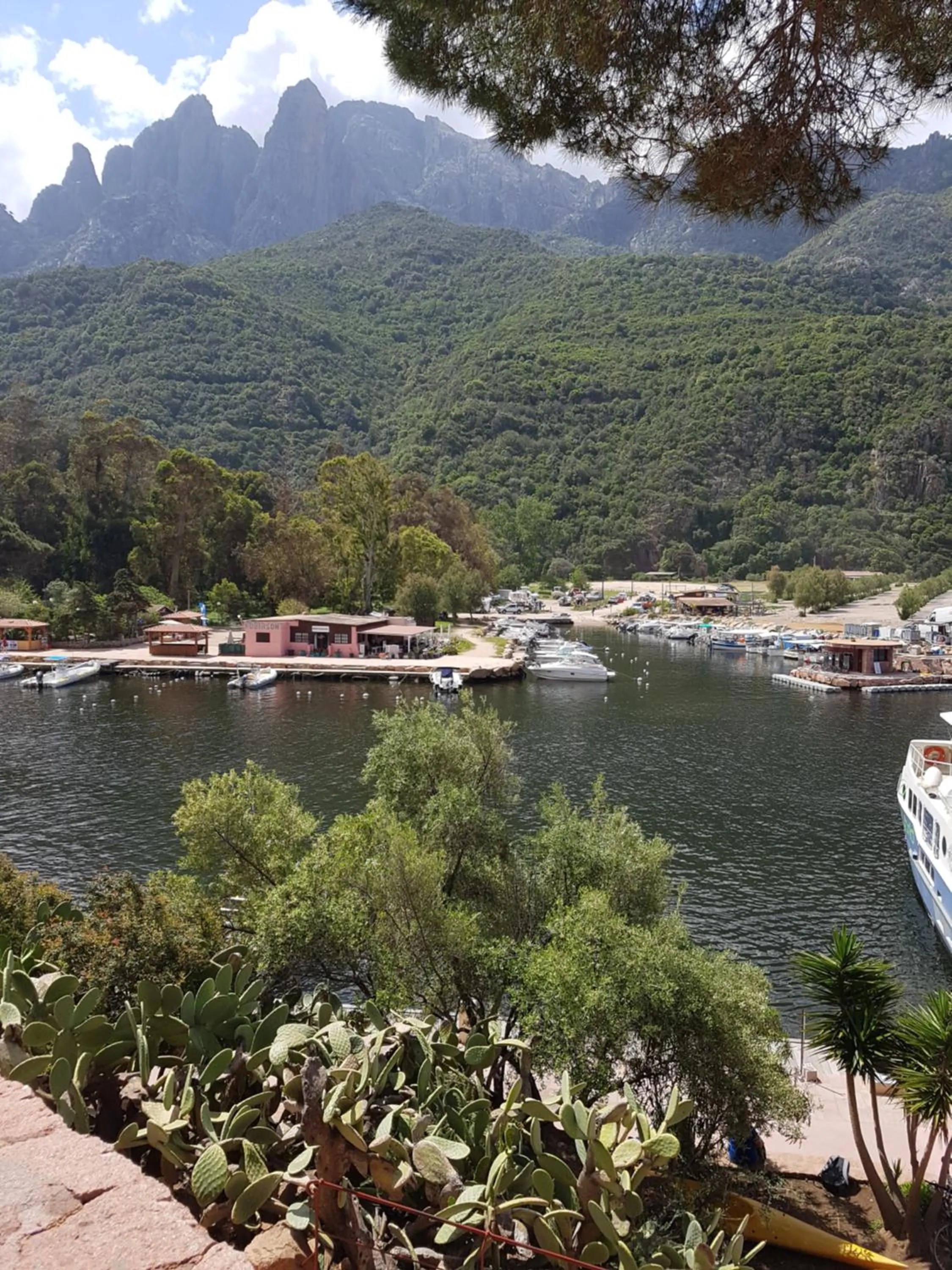 Restaurant/places to eat in Le monte rosso