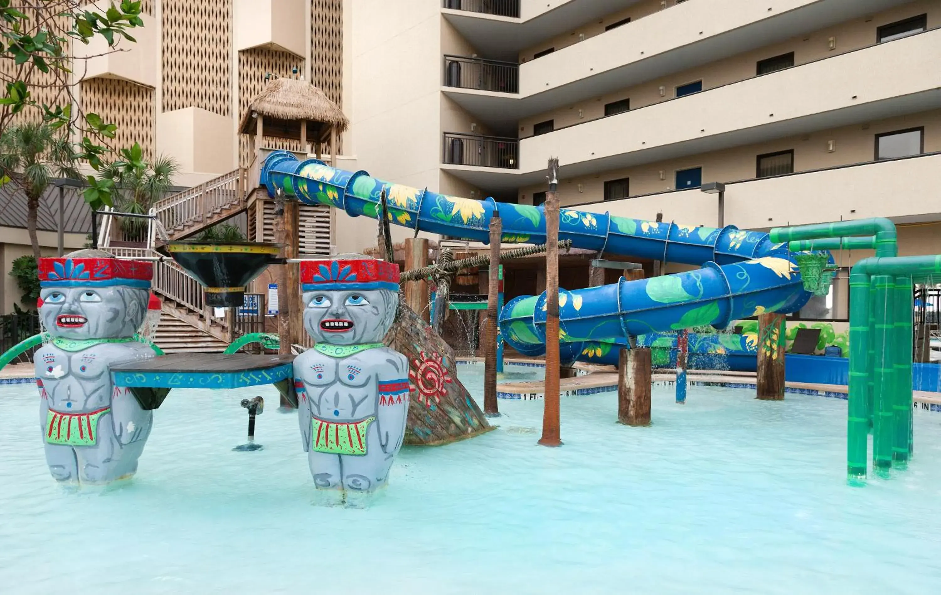 Swimming pool in Ocean Reef Resort Swimming pool in Ocean Reef Resort