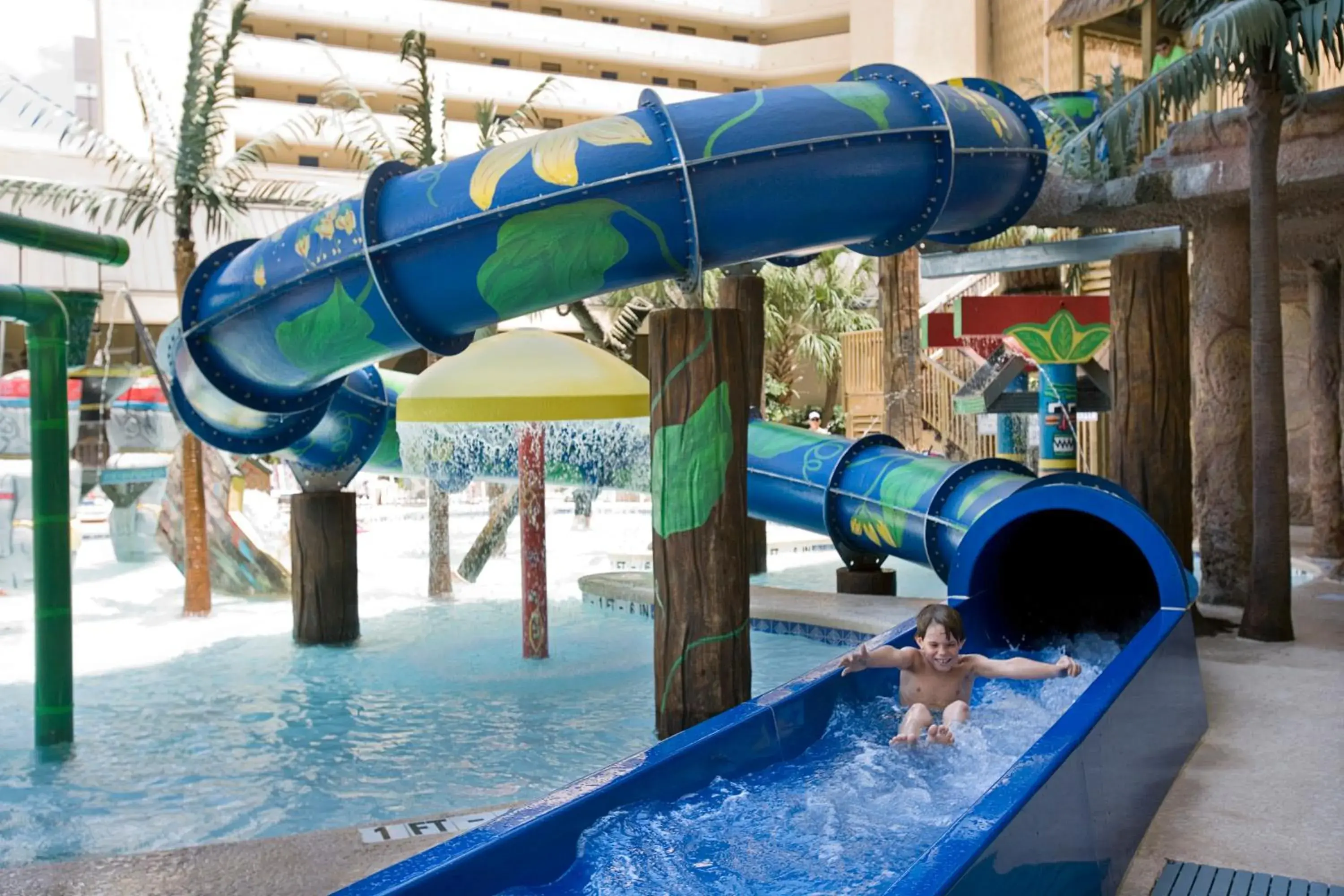 Swimming pool in Ocean Reef Resort Swimming pool in Ocean Reef Resort
