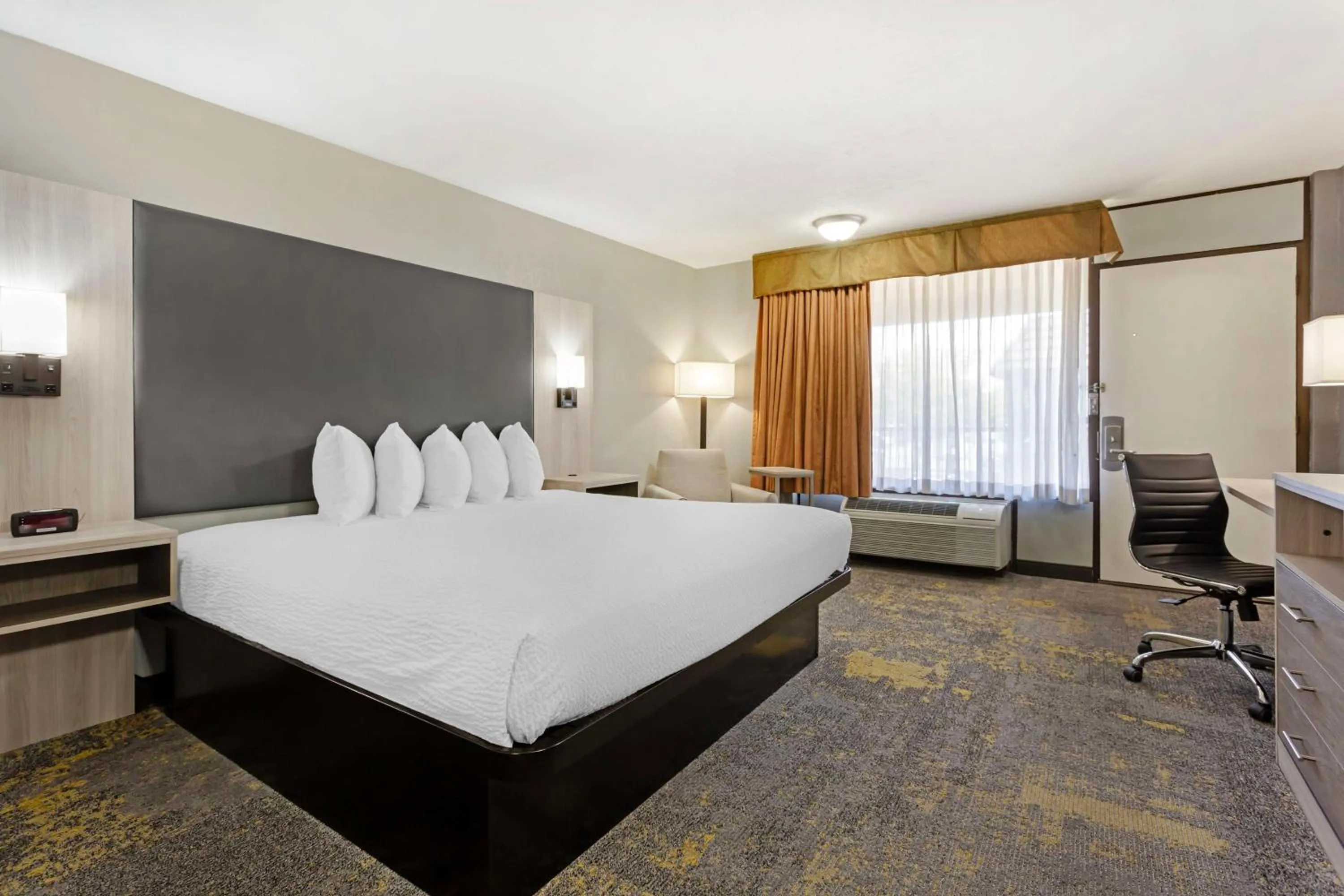 Bedroom, Bed in Best Western Plus Weston Inn