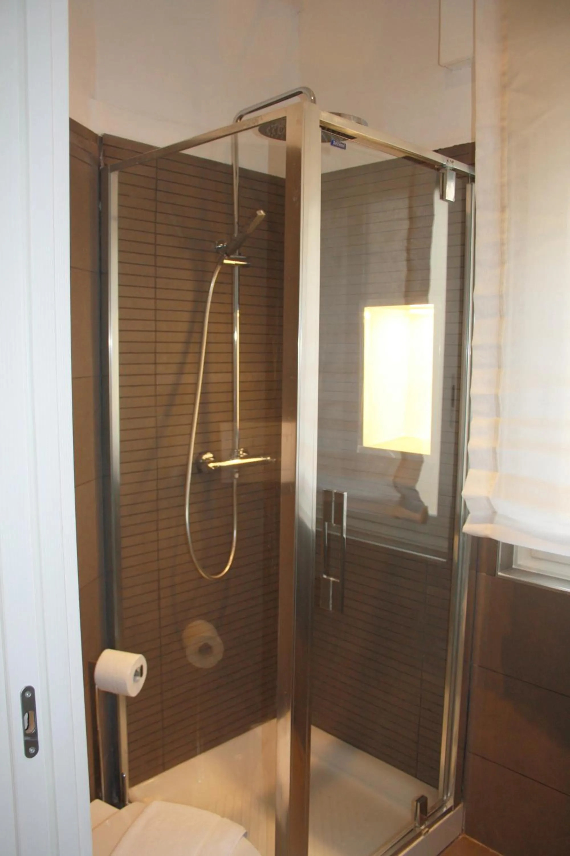 Shower in LA LOCANDA DELL'ARTE-DE GASPERI