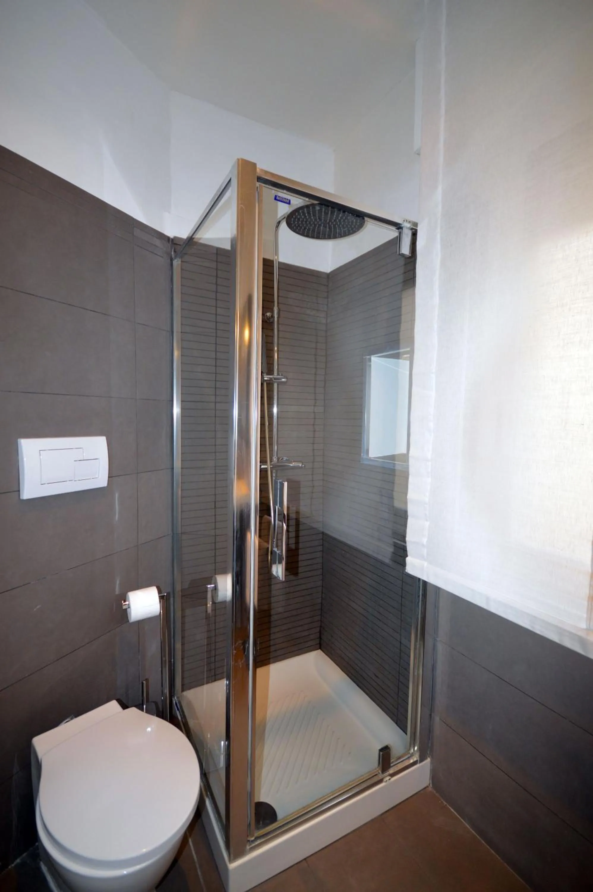 Shower in LA LOCANDA DELL'ARTE-DE GASPERI