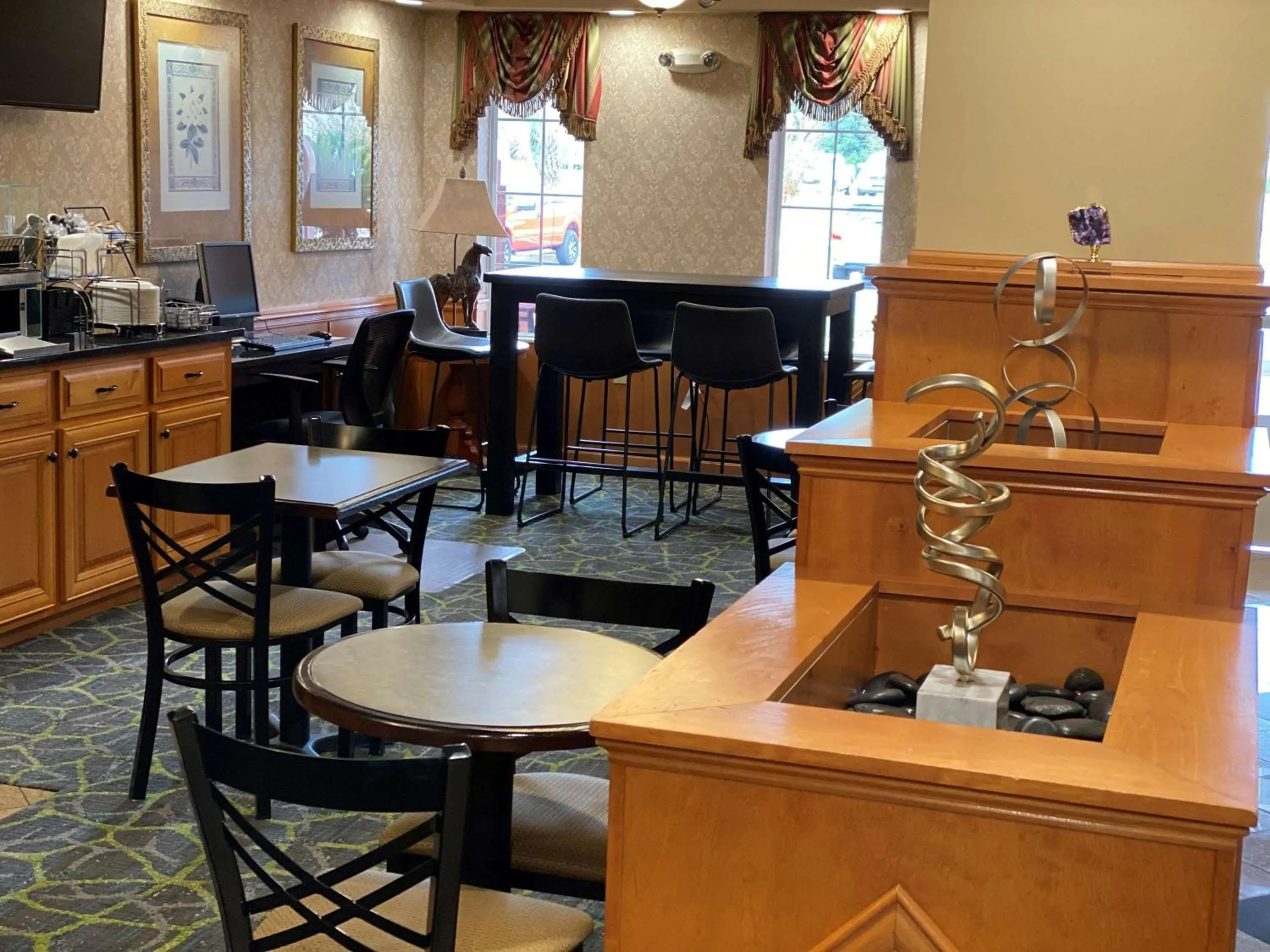 Restaurant/places to eat in SureStay Plus Hotel by Best Western Warner Robins AFB