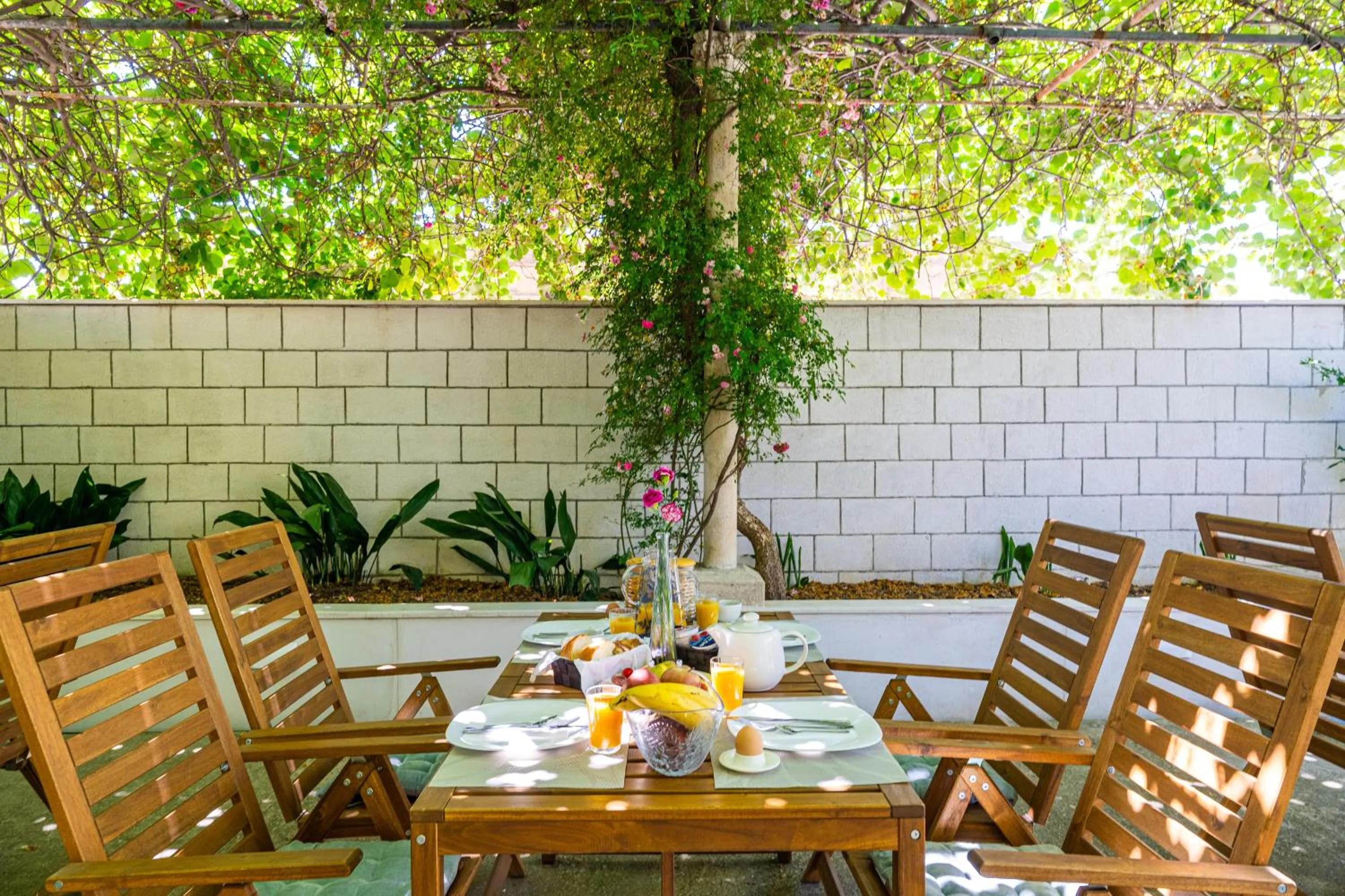 Francesca Guesthouse & Vardia Winery