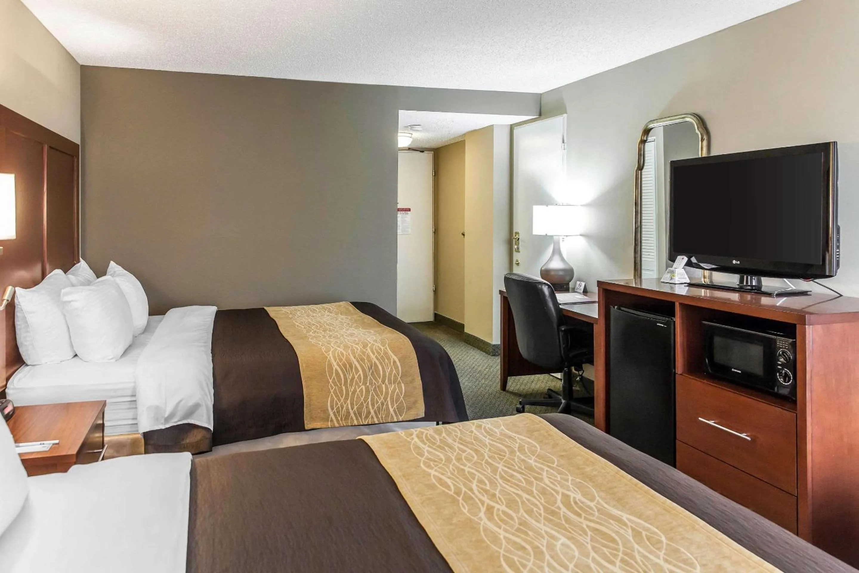 Photo of the whole room, Bed in Comfort Inn Pentagon City