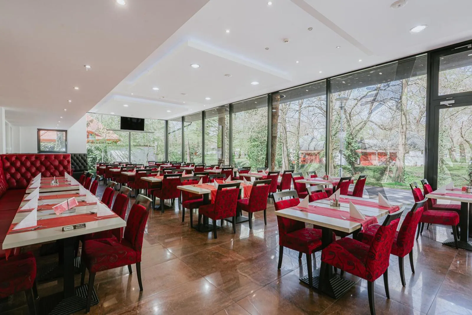 Restaurant/places to eat in Aqua Hotel