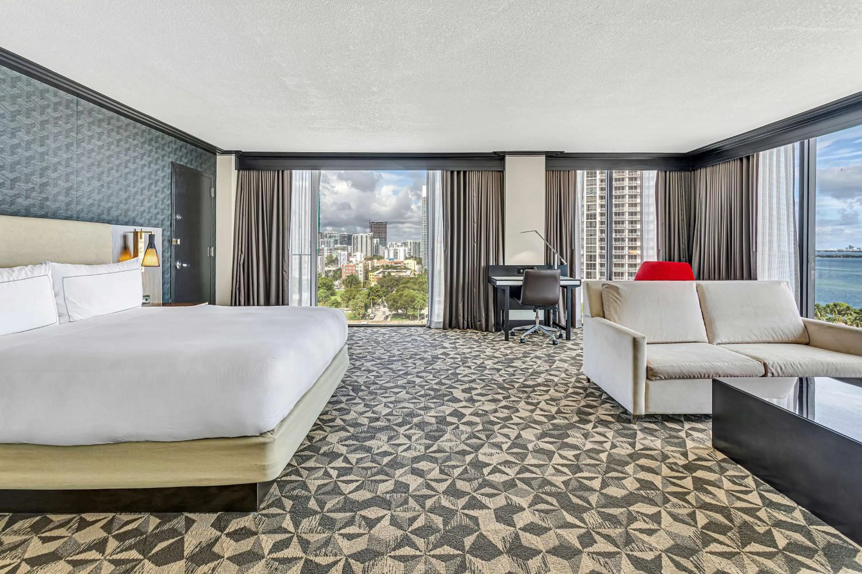 Living room, Bed in Hilton Miami Downtown