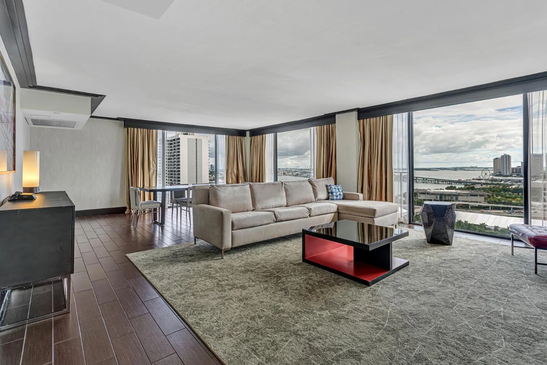Living room in Hilton Miami Downtown