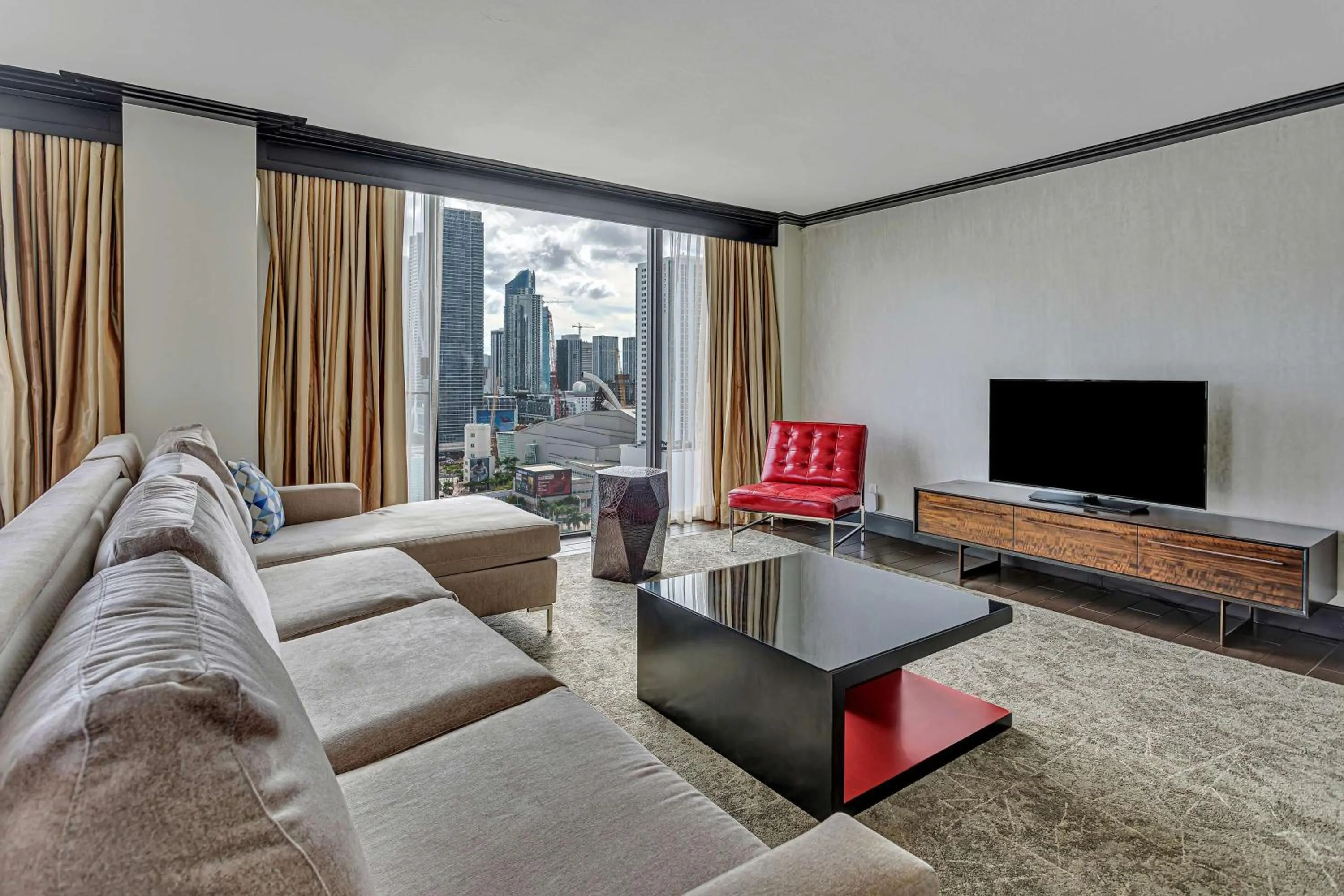 Living room in Hilton Miami Downtown