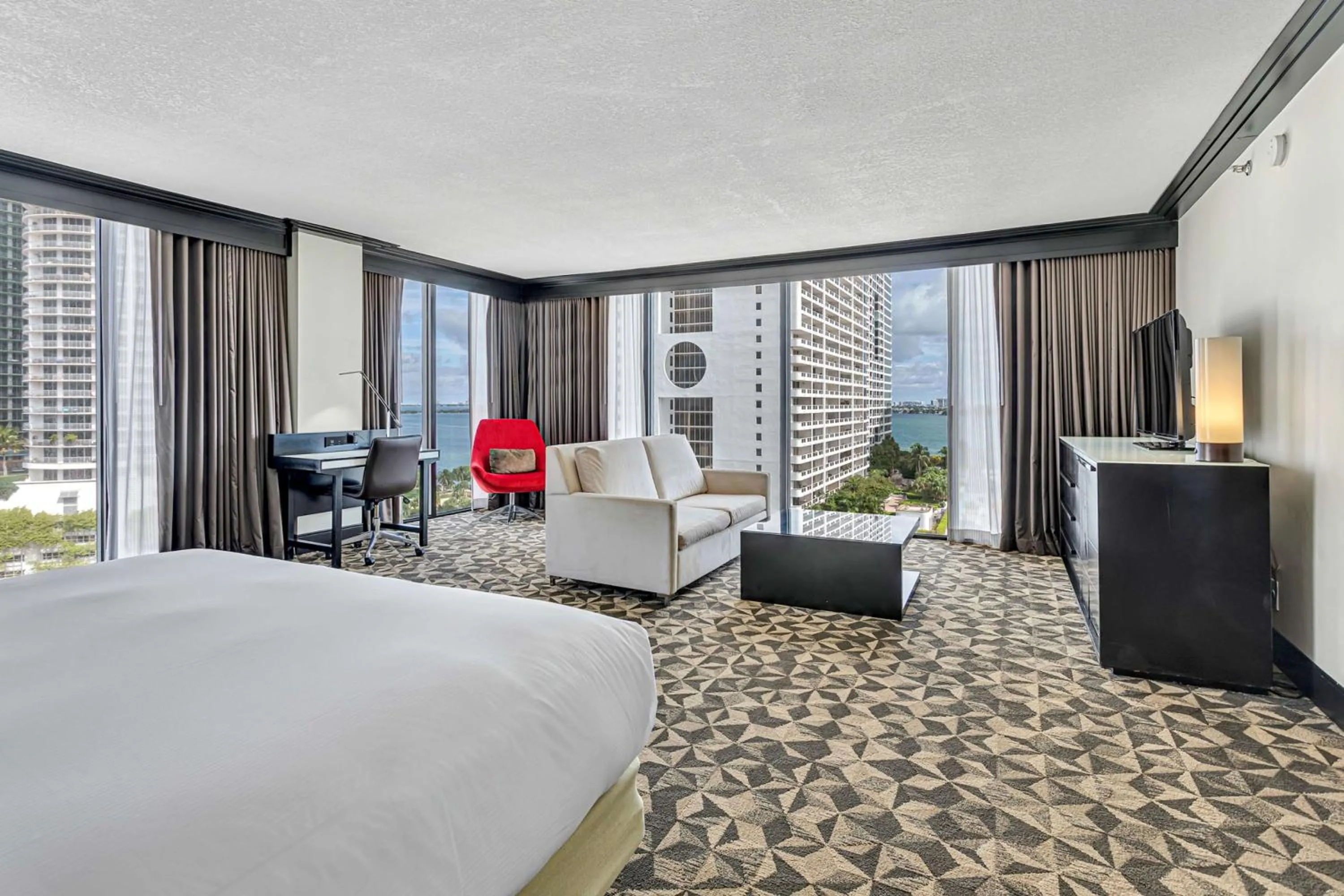 Photo of the whole room, Bed in Hilton Miami Downtown