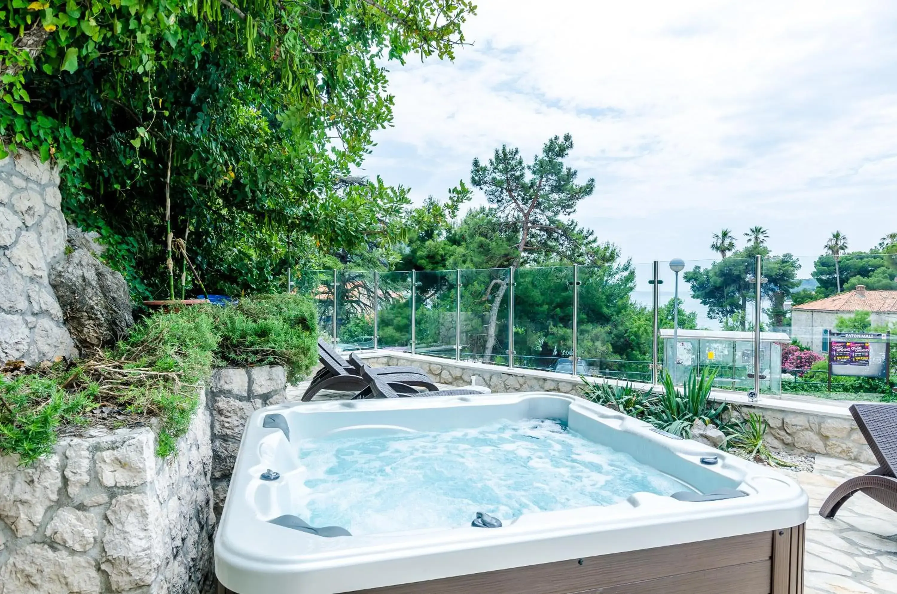 Hot Tub in Villa Babilon