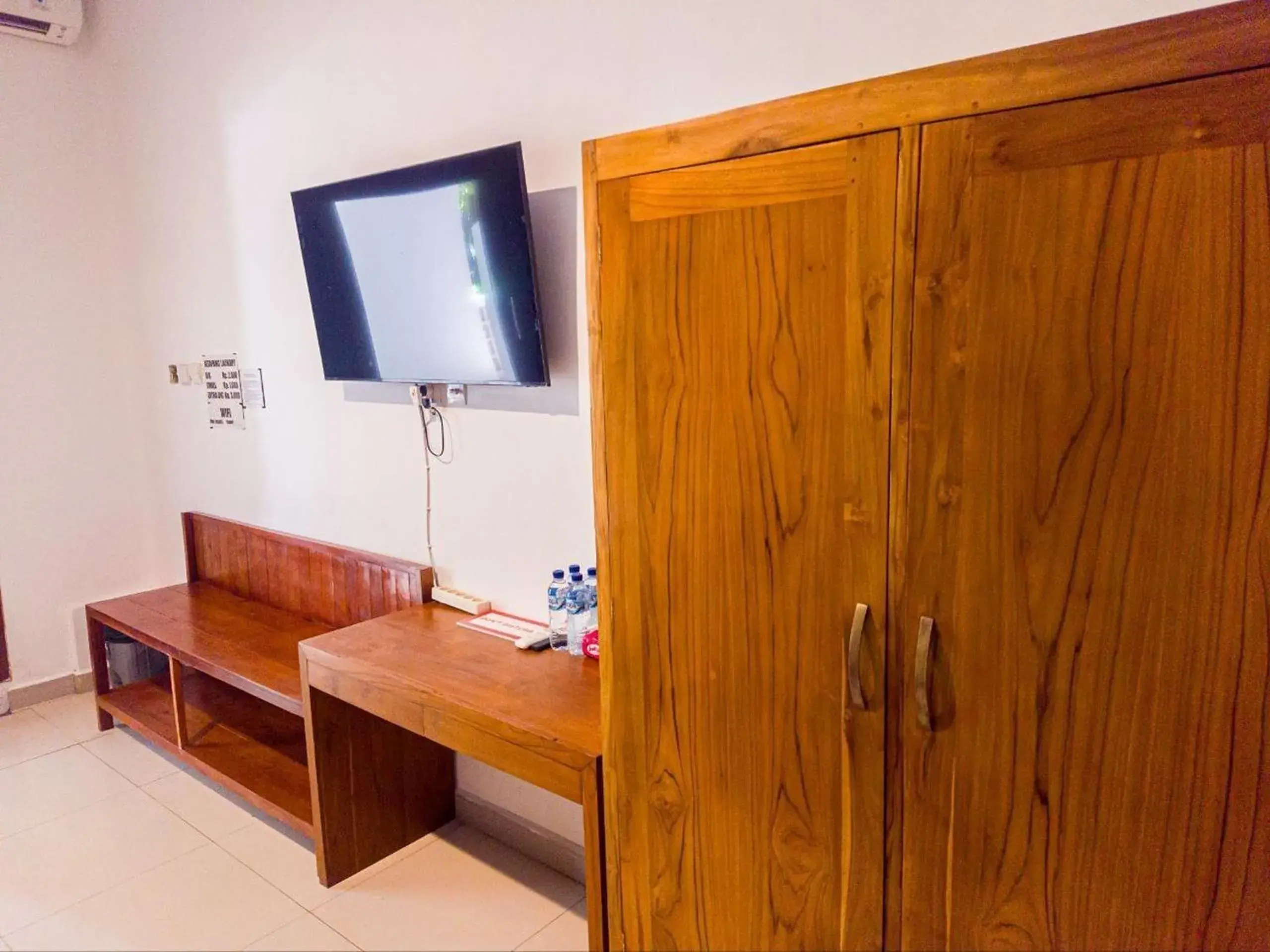 TV and multimedia in Ketapang Guesthouse Echo Beach Canggu TV and multimedia in Ketapang Guesthouse Echo Beach Canggu