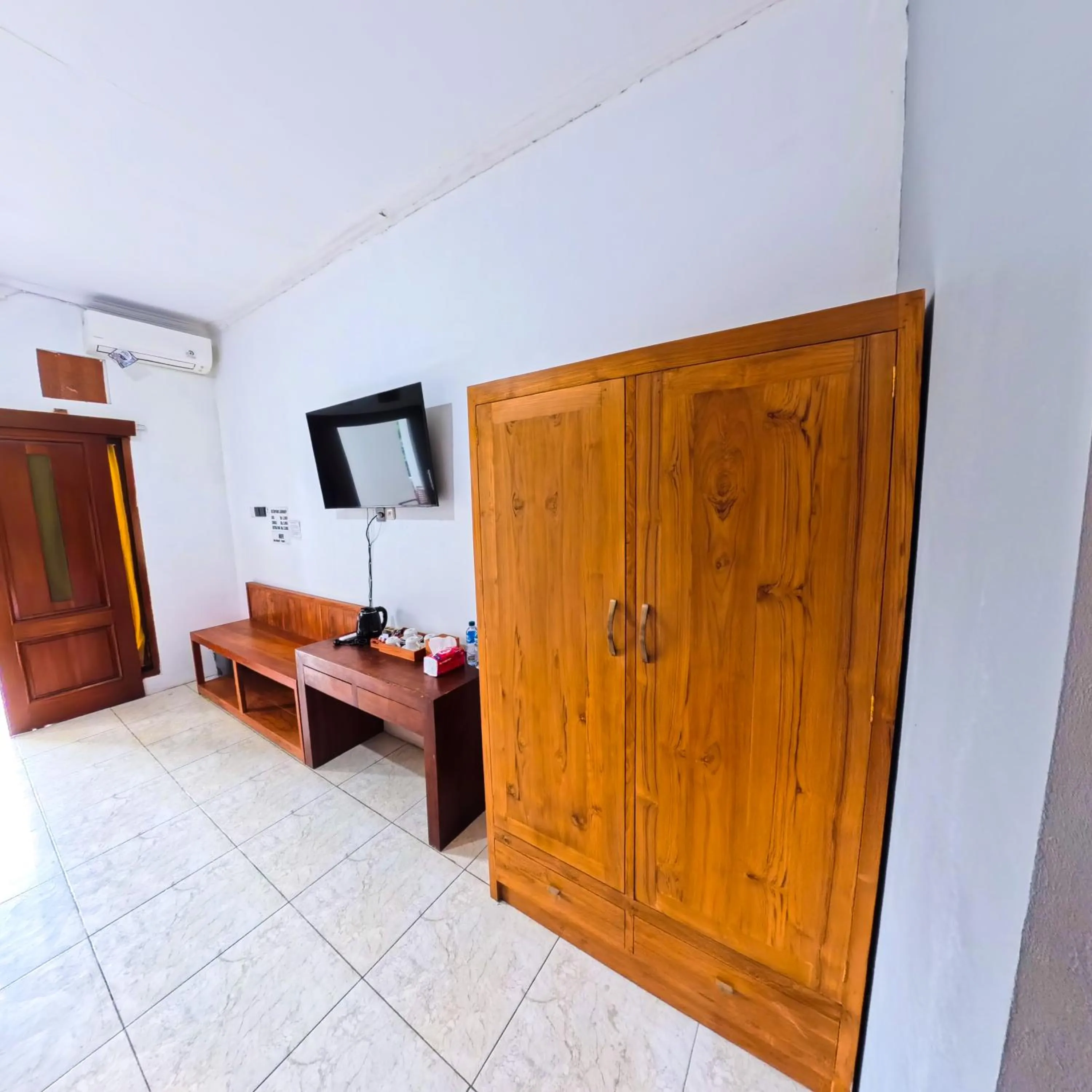 wardrobe in Ketapang Guesthouse Echo Beach Canggu