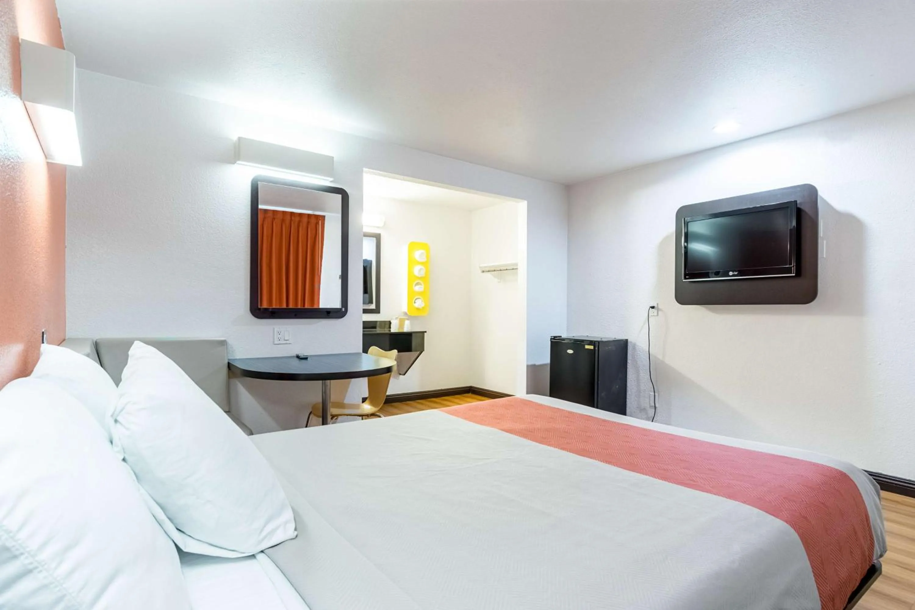 Photo of the whole room, Bed in Motel 6 Riverside, CA - UCR East