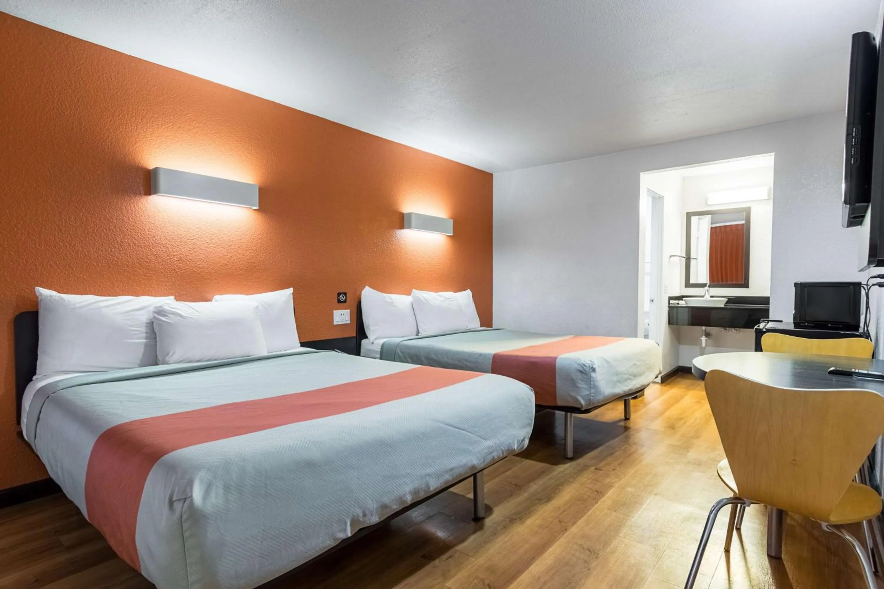 Photo of the whole room, Bed in Motel 6 Riverside, CA - UCR East