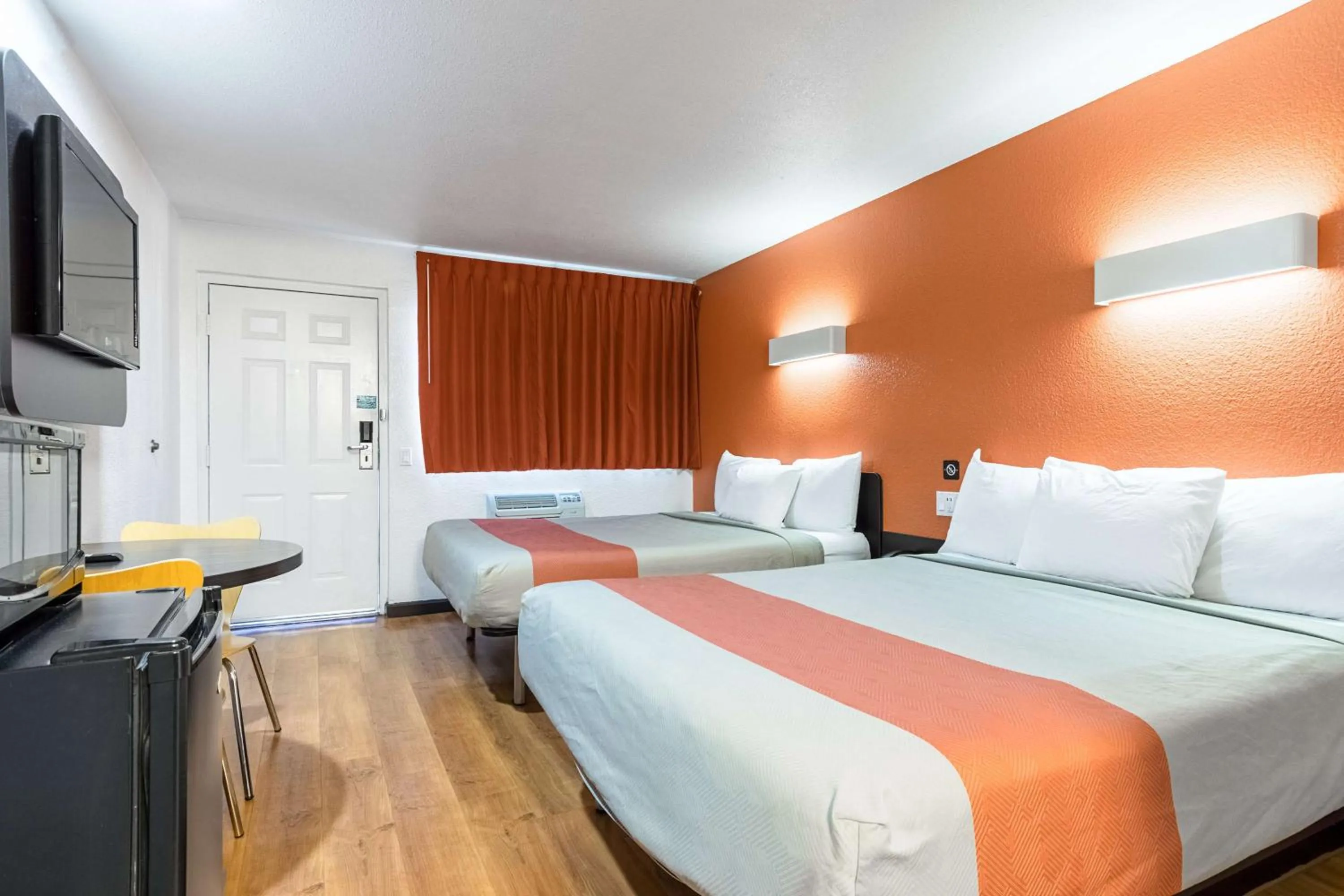 Photo of the whole room, Bed in Motel 6 Riverside, CA - UCR East